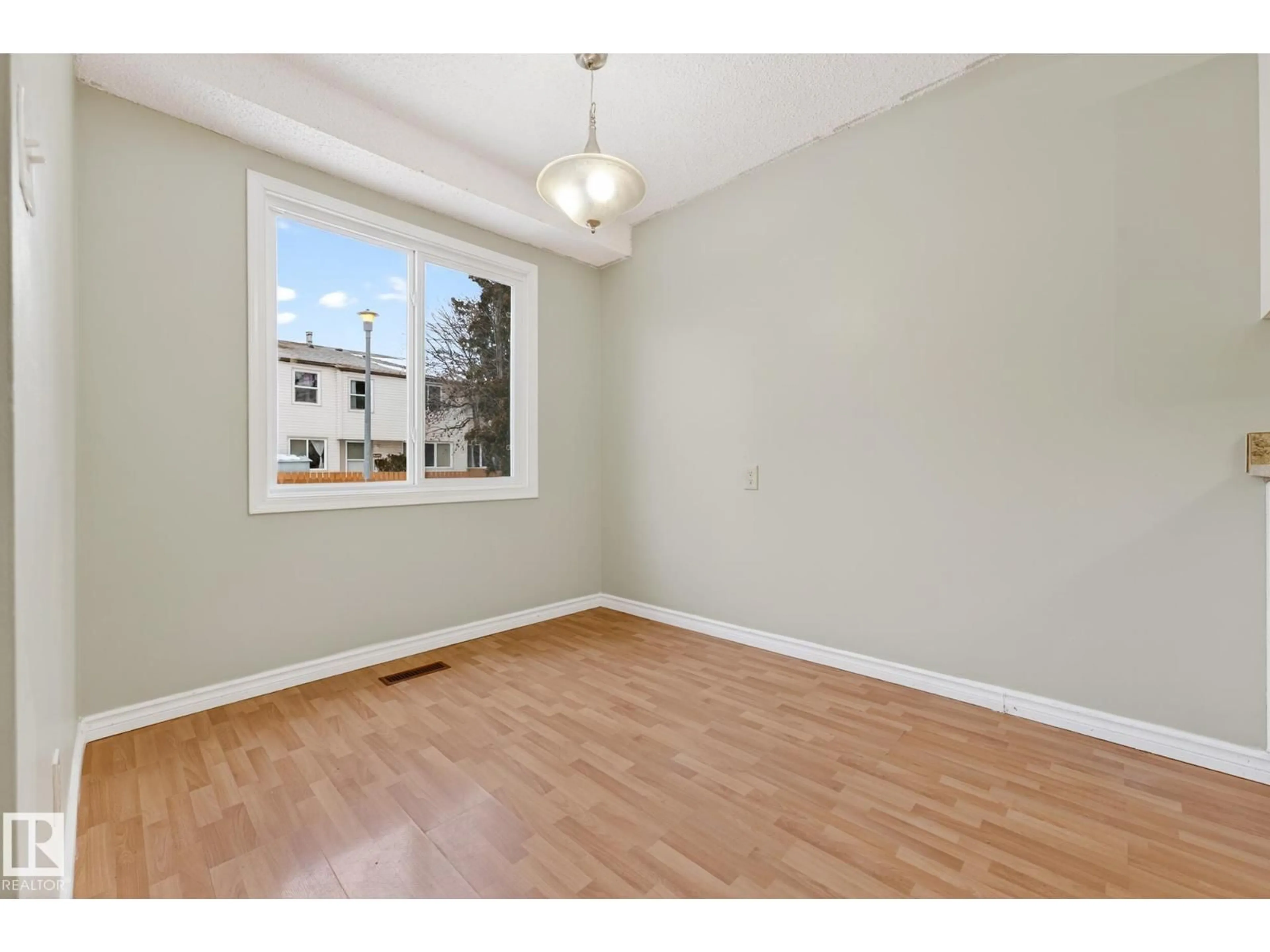 A pic of a room for 6605 180 ST, Edmonton Alberta T5T2A3