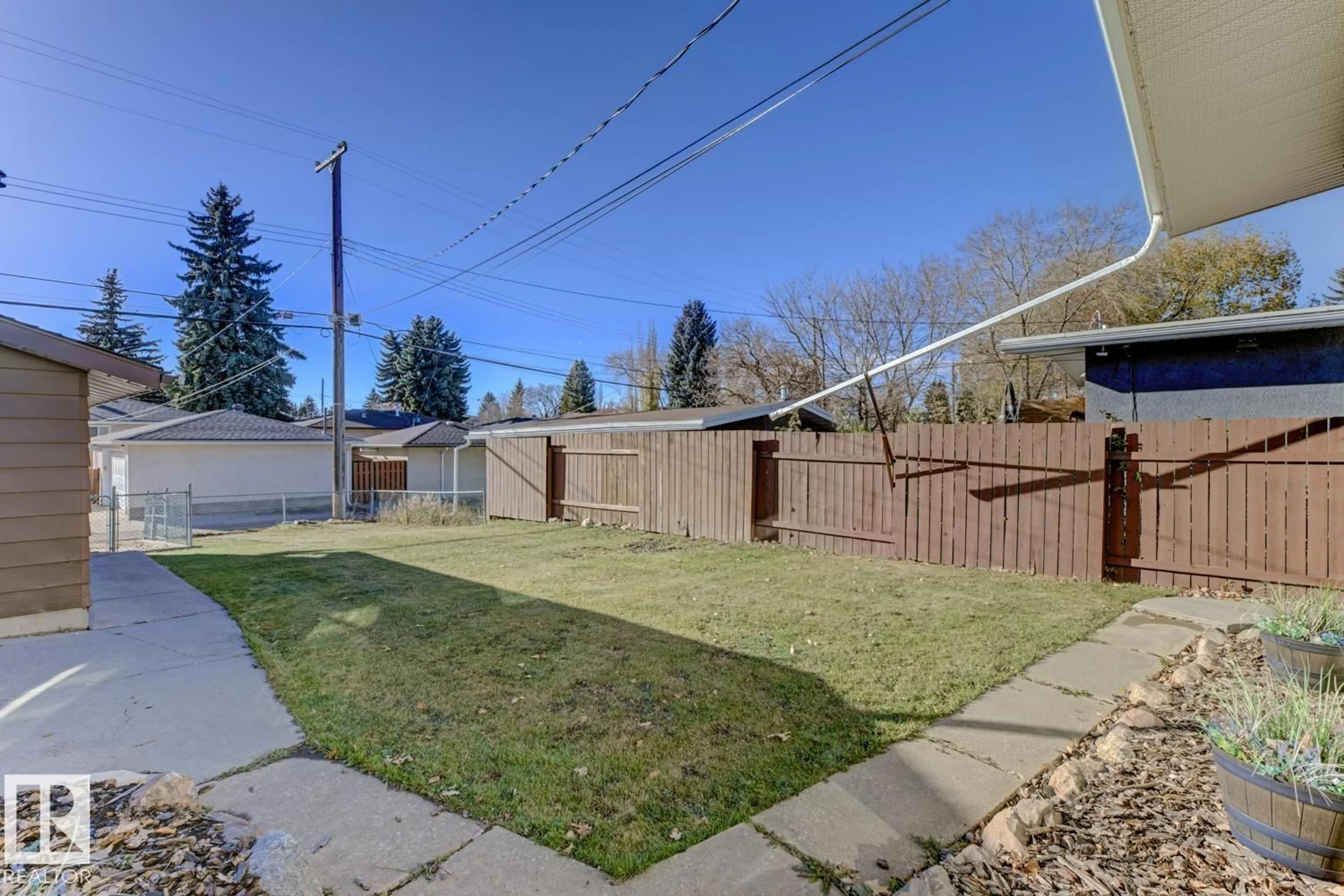 Patio, street for NW - 5707 89 AV, Edmonton Alberta T6B0M8