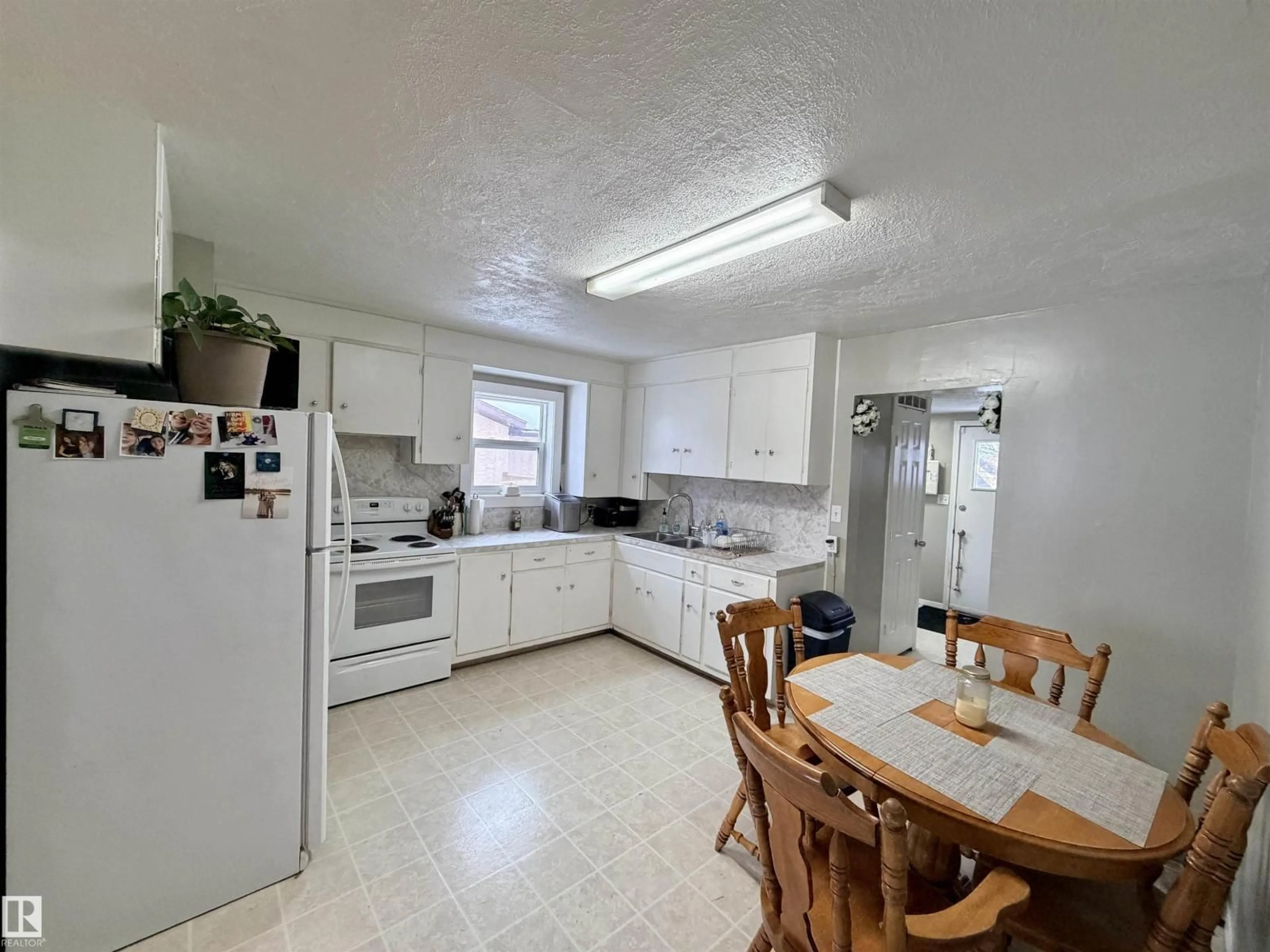 Standard kitchen, unknown for 4725 44 AV, St. Paul Town Alberta T0A3A3