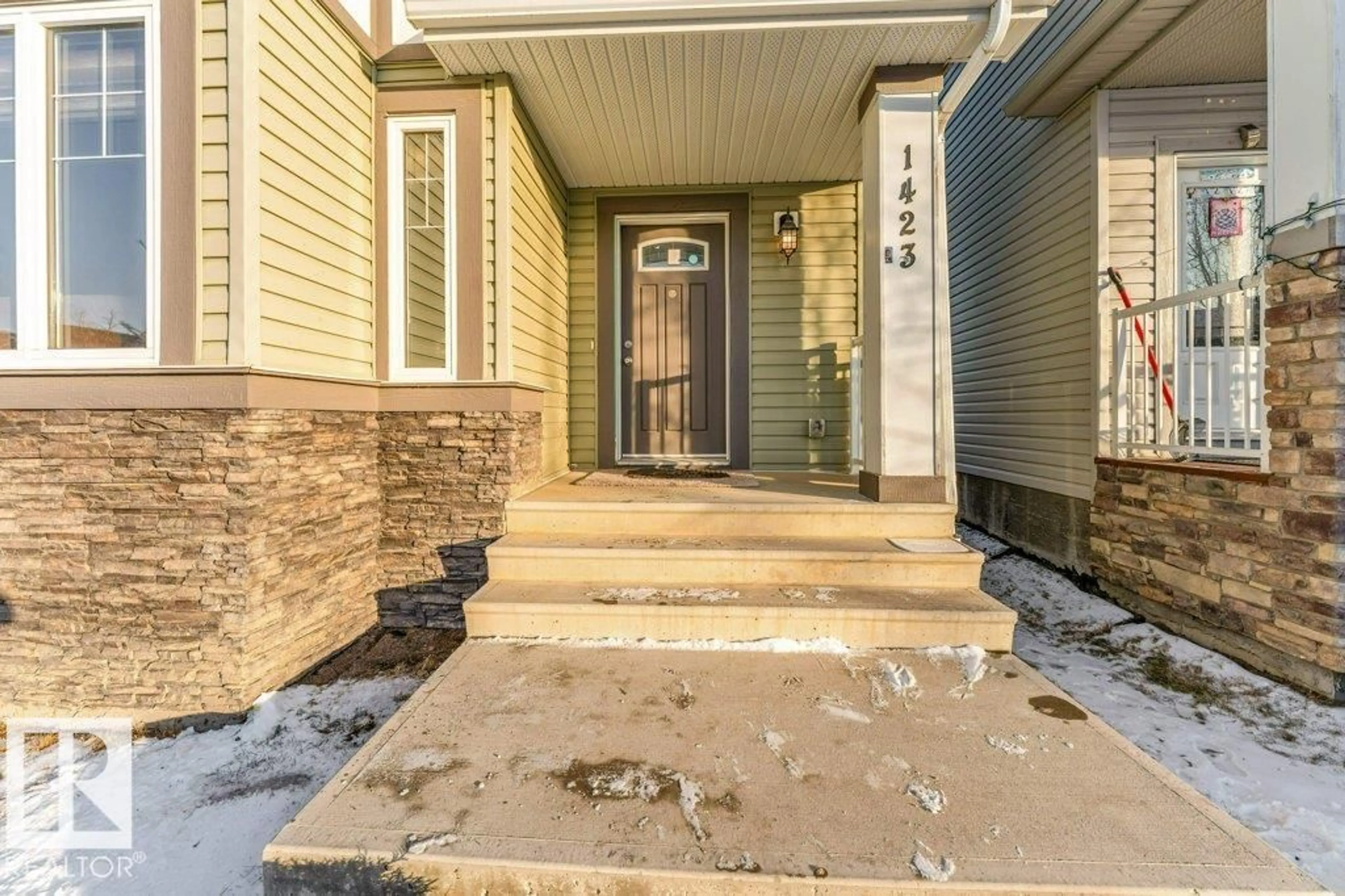 Indoor entryway for 1423 24 ST, Edmonton Alberta T6T2J7