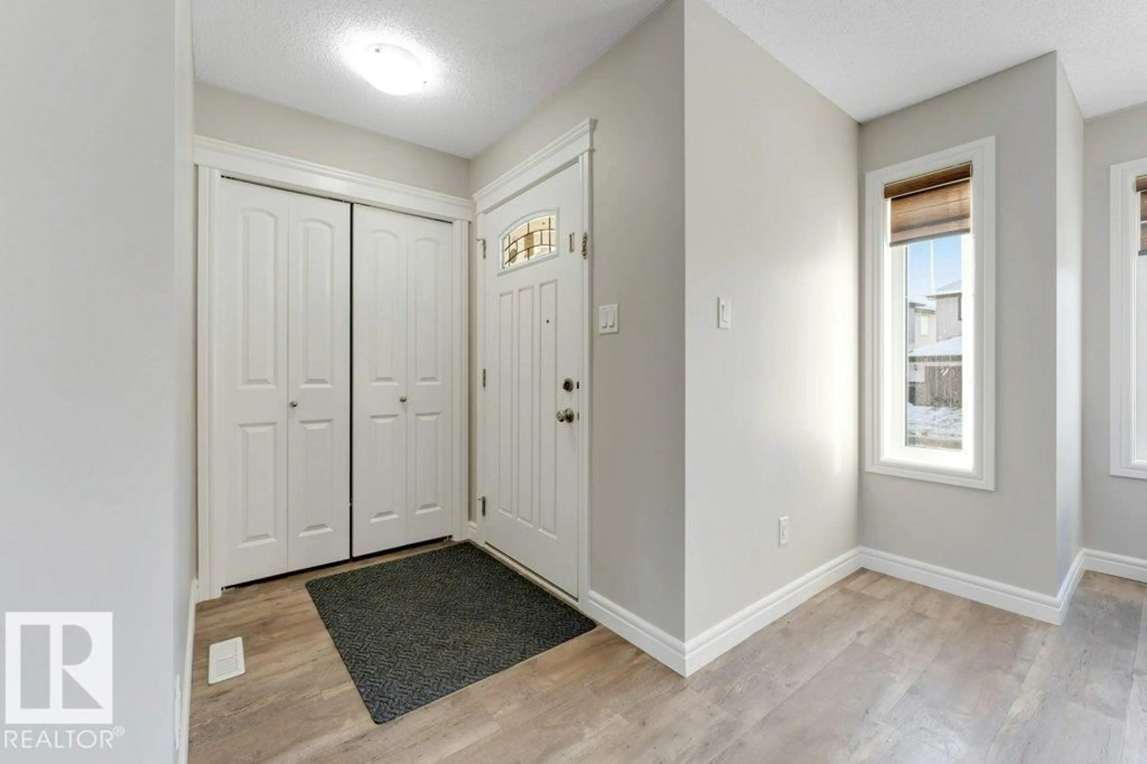 Indoor entryway for 1423 24 ST, Edmonton Alberta T6T2J7