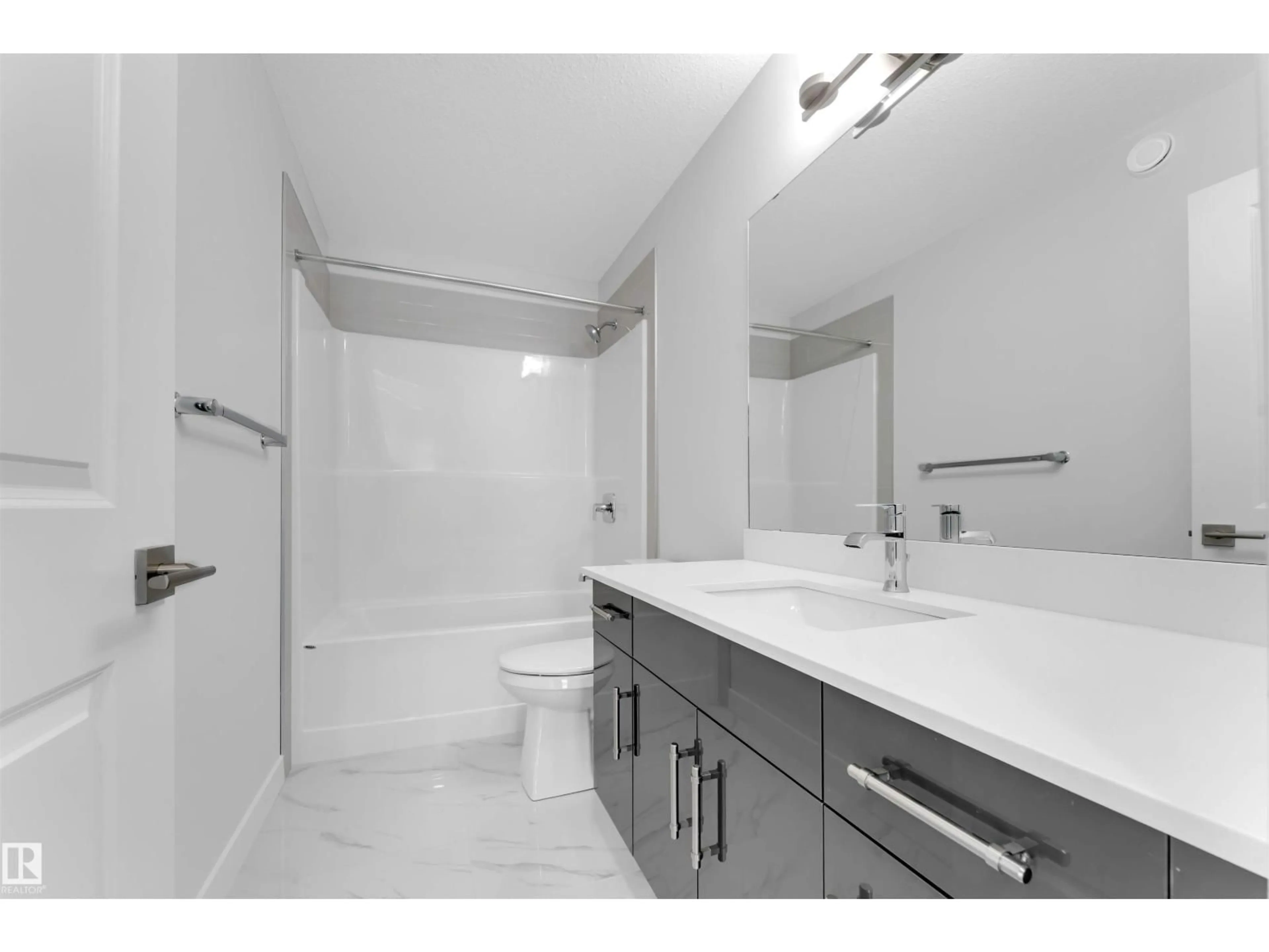 Standard bathroom, ceramic/tile floor for 911 18 AV, Edmonton Alberta T6T2X3