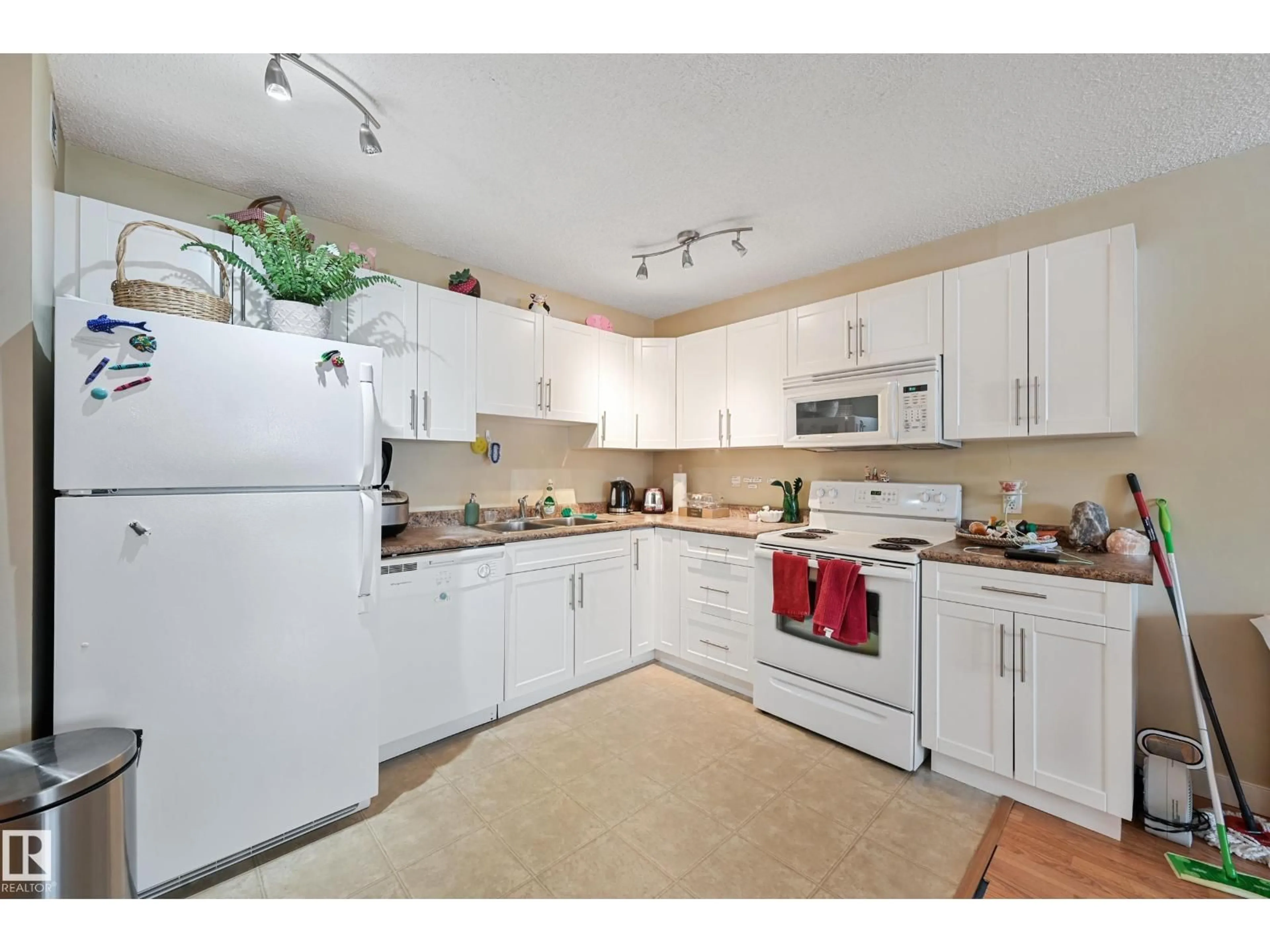 Standard kitchen, unknown for 901 - 9710 105 ST, Edmonton Alberta T5K1A4