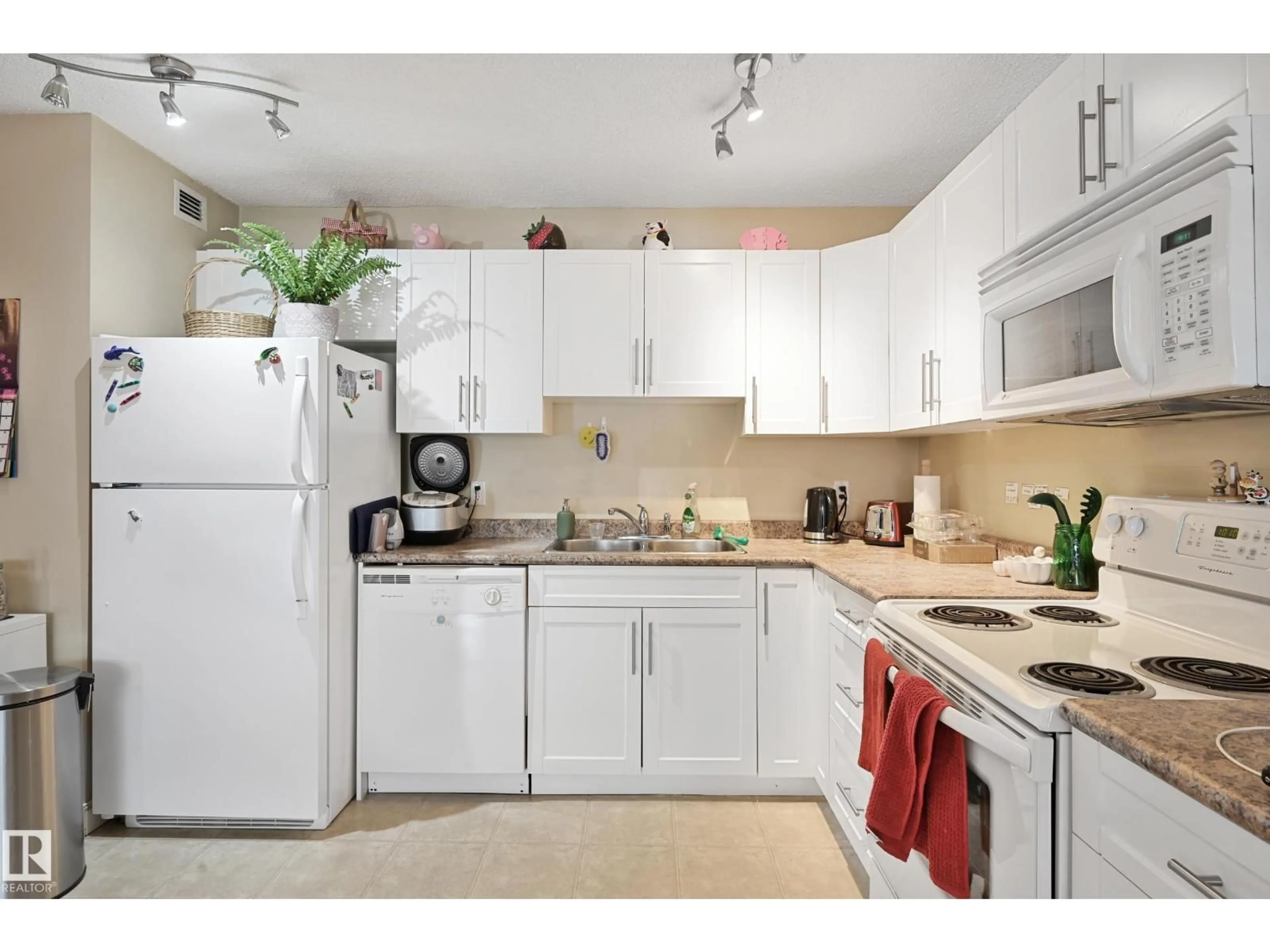 Standard kitchen, unknown for 901 - 9710 105 ST, Edmonton Alberta T5K1A4