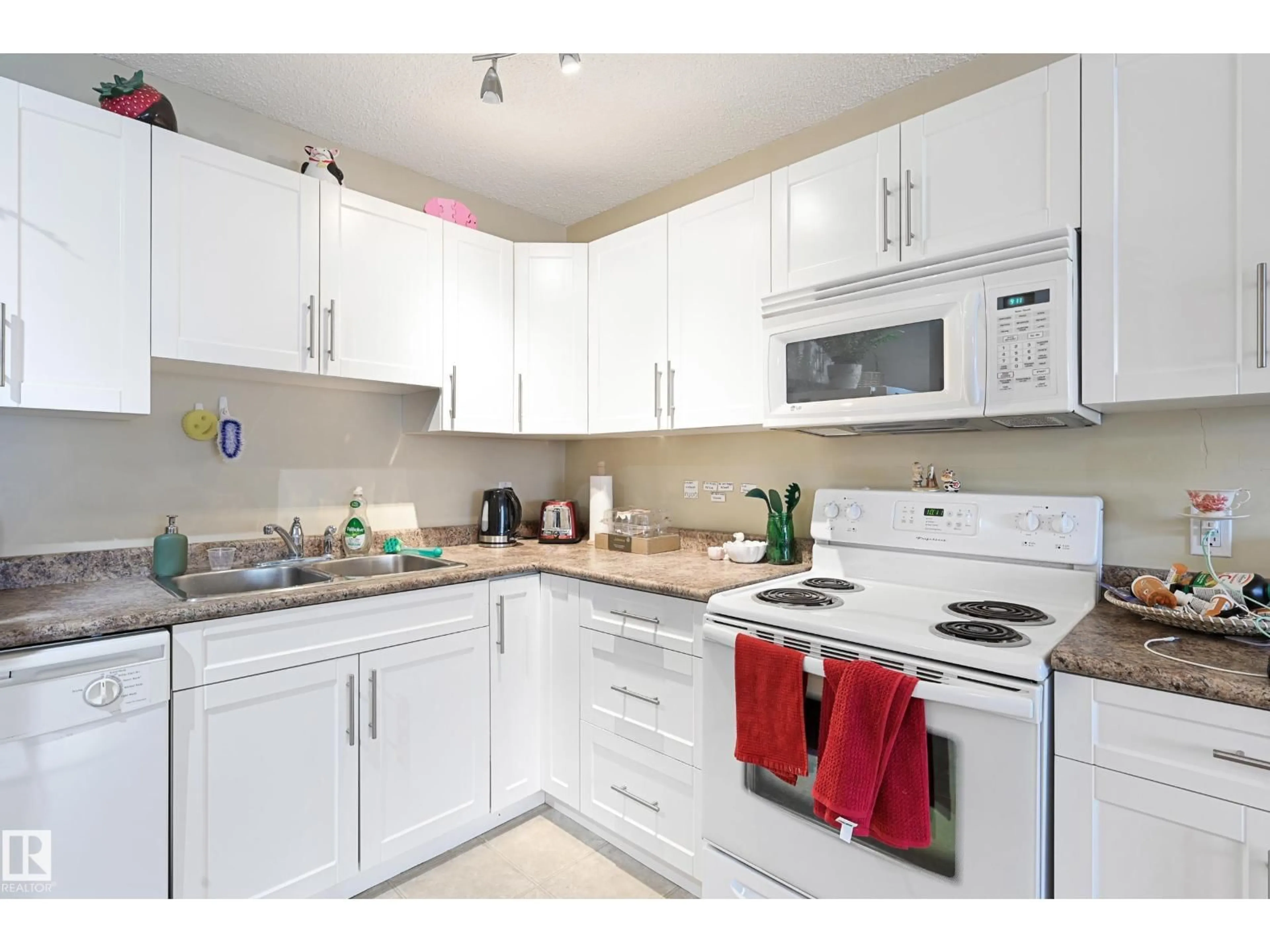 Standard kitchen, unknown for 901 - 9710 105 ST, Edmonton Alberta T5K1A4