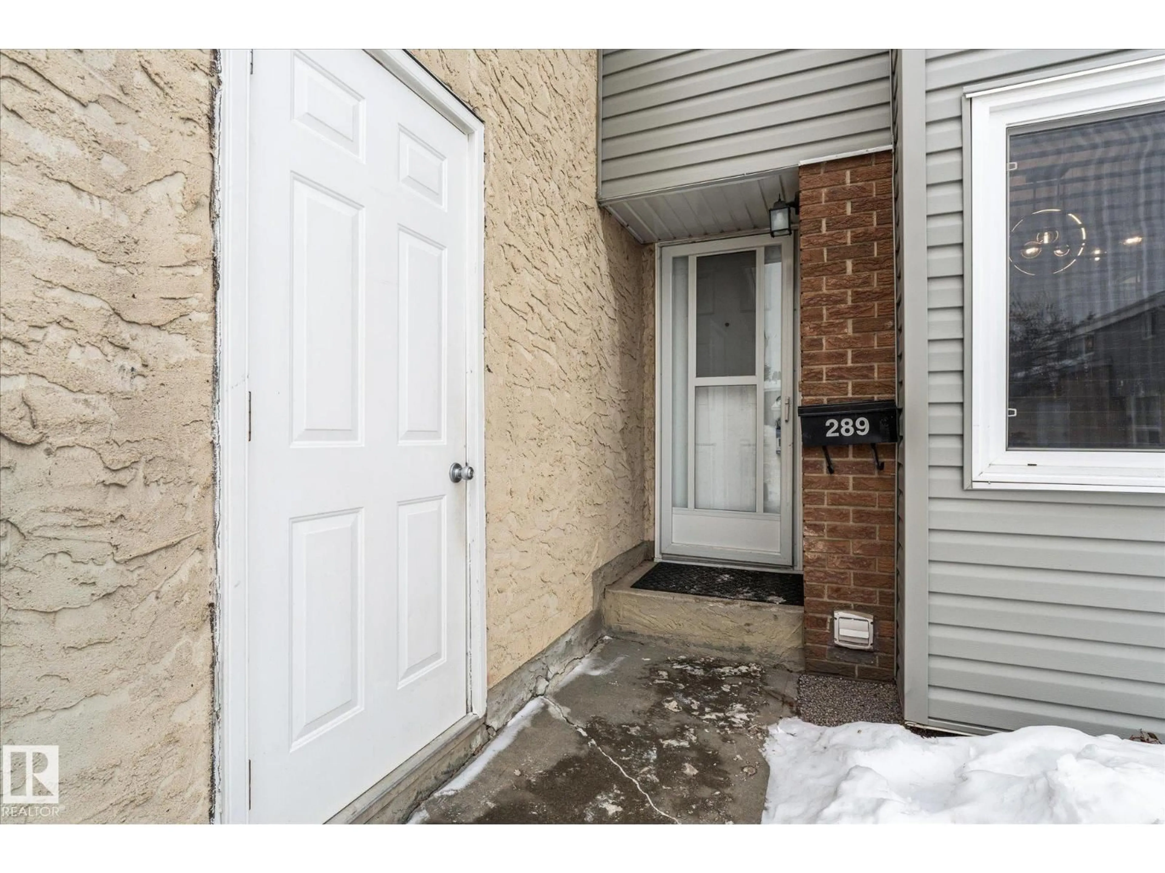 Indoor entryway for 289 GRANDIN VILLAGE, St. Albert Alberta T8N2R6