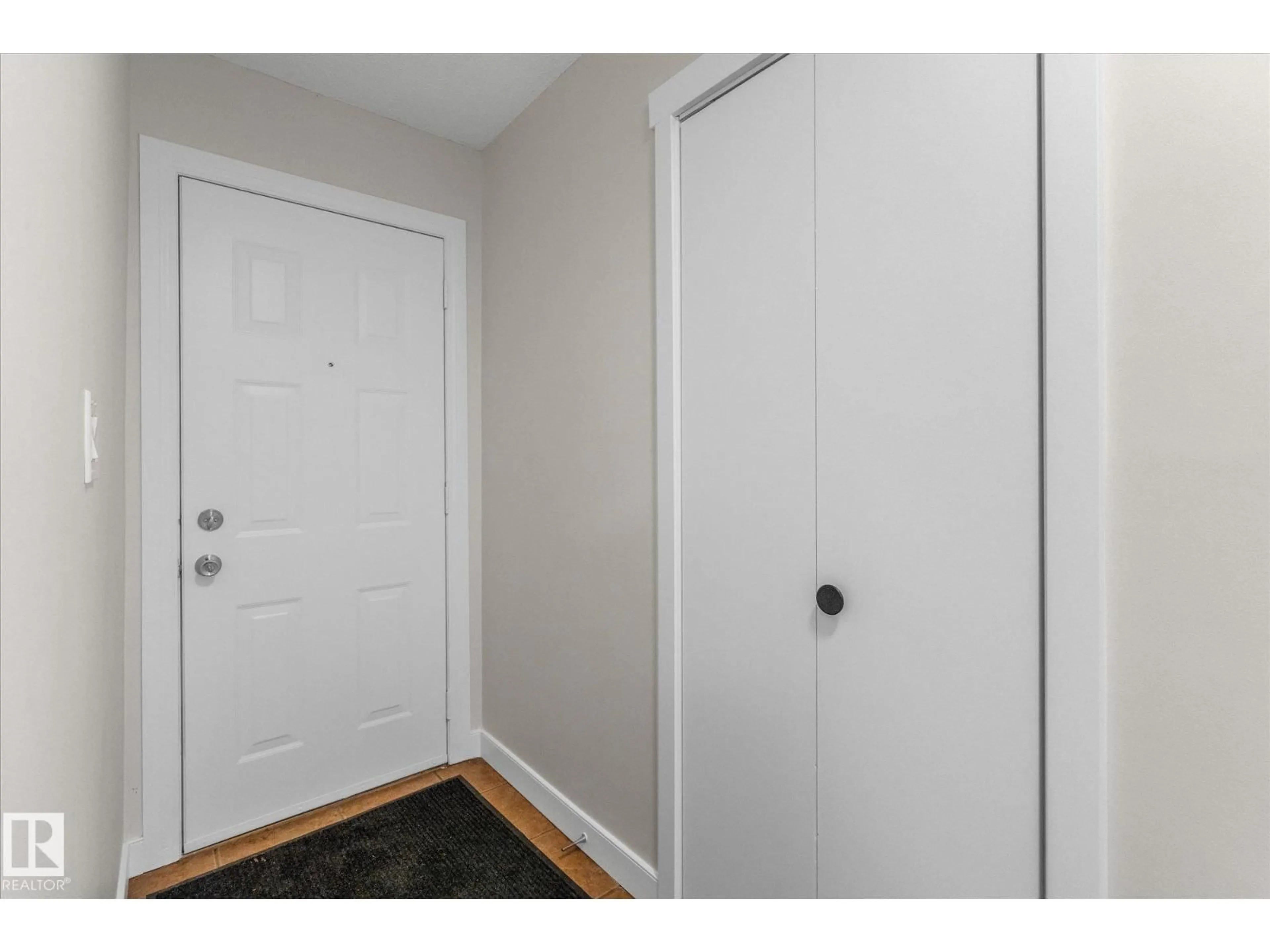 Indoor entryway for 289 GRANDIN VILLAGE, St. Albert Alberta T8N2R6