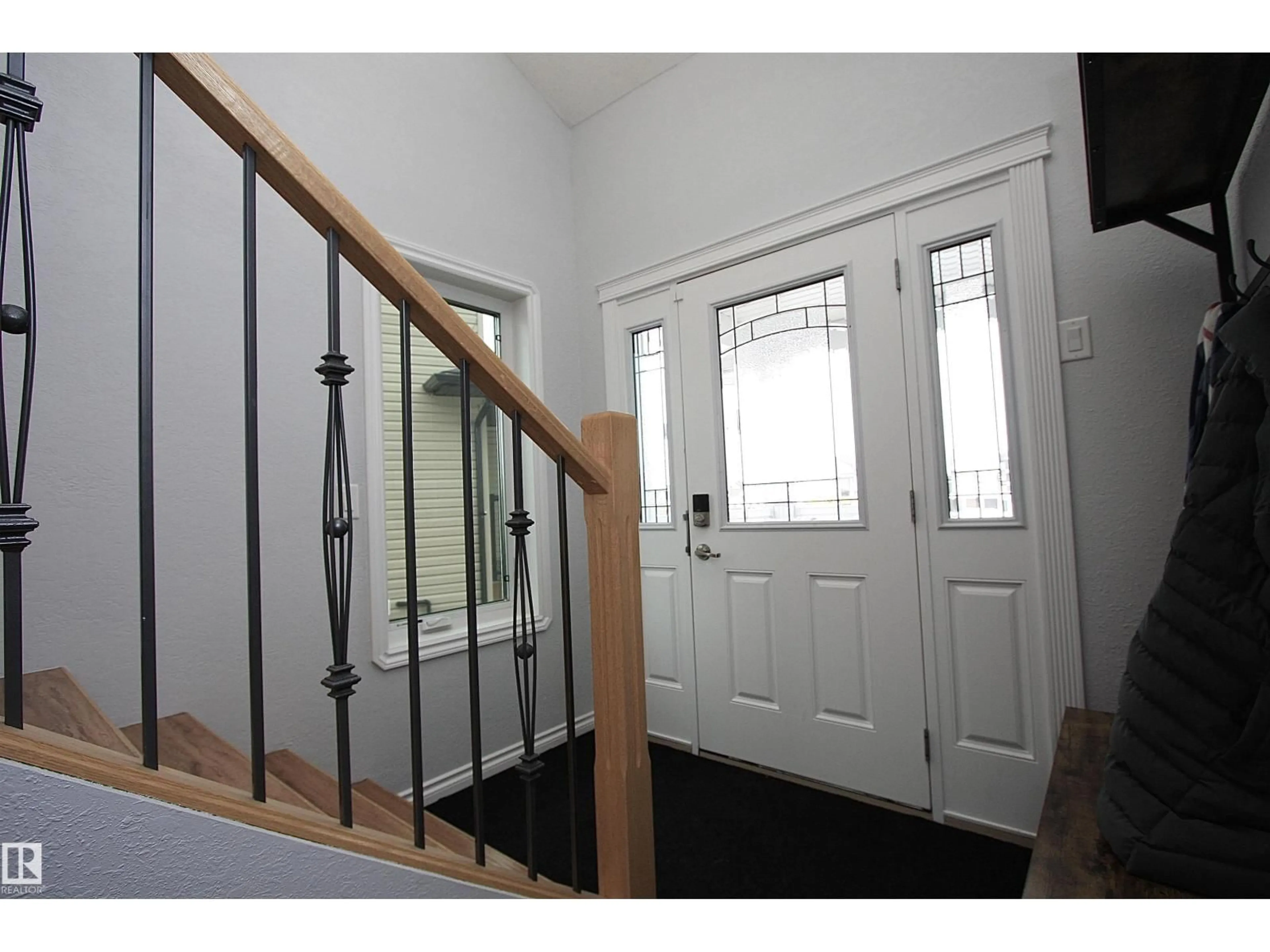 Indoor foyer for 7514 40 AVE, Camrose Alberta T4V4C1