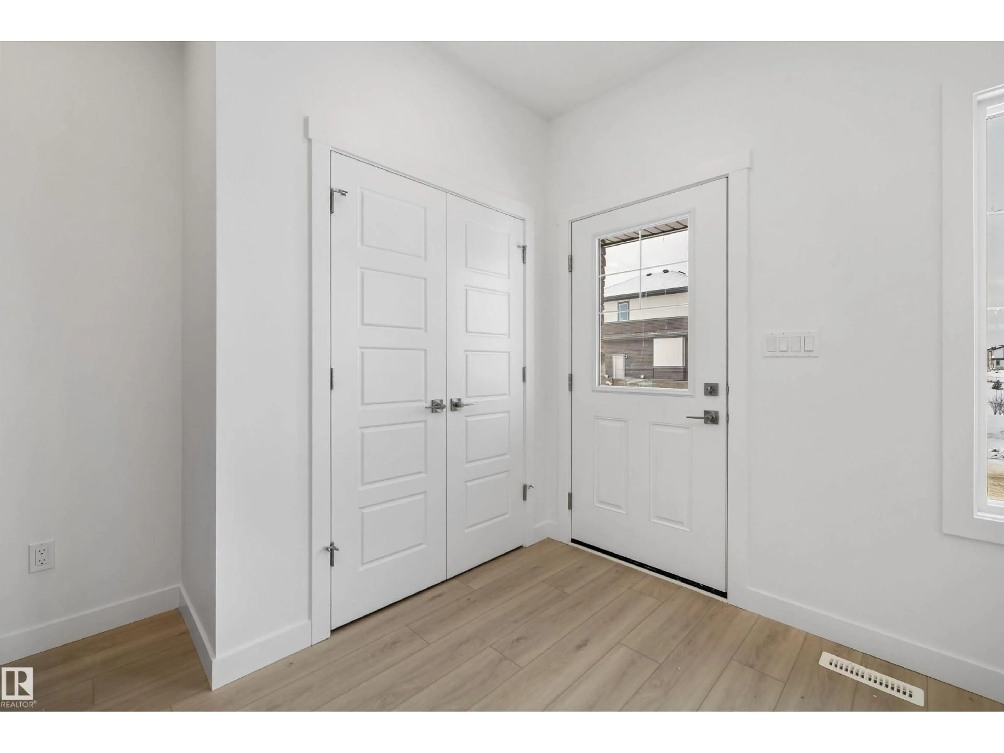 Indoor entryway for NW - 18119 85 ST, Edmonton Alberta T5Z0X1