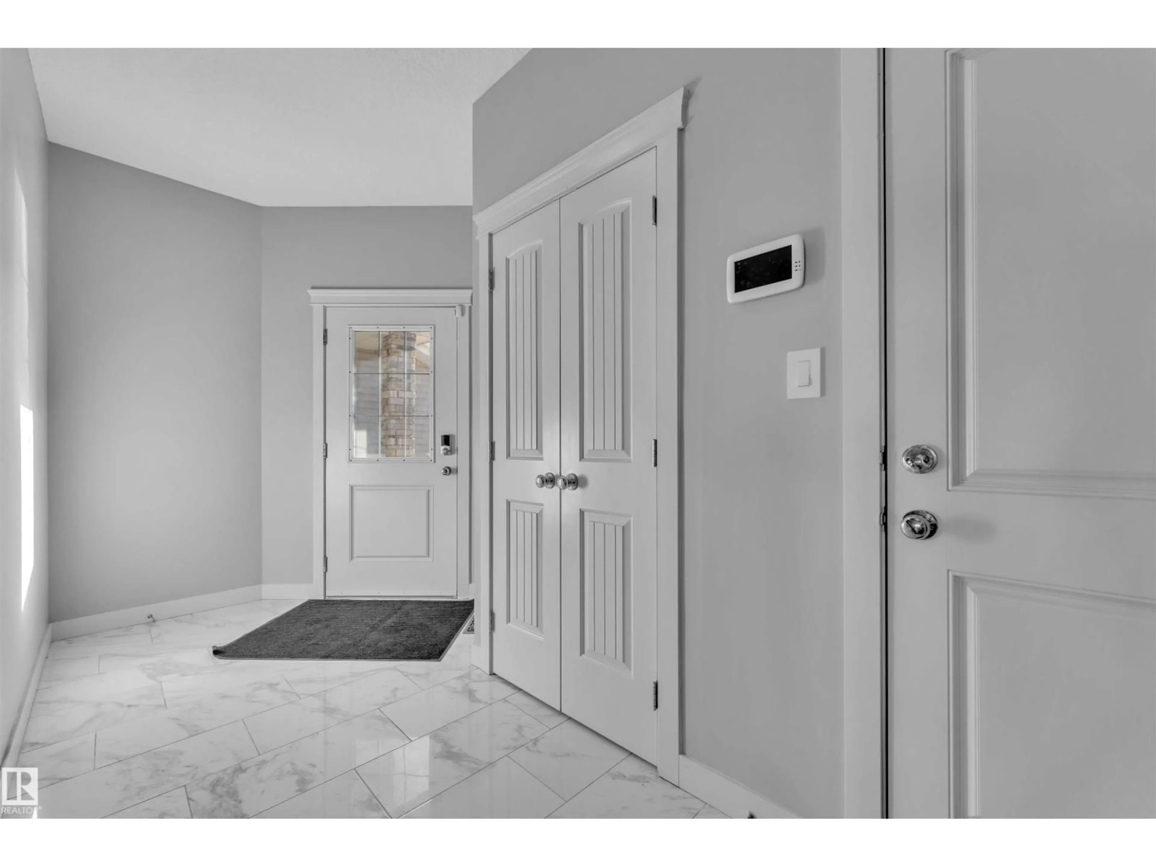 Indoor entryway for 6664 CARDINAL RD, Edmonton Alberta T6W1Y8