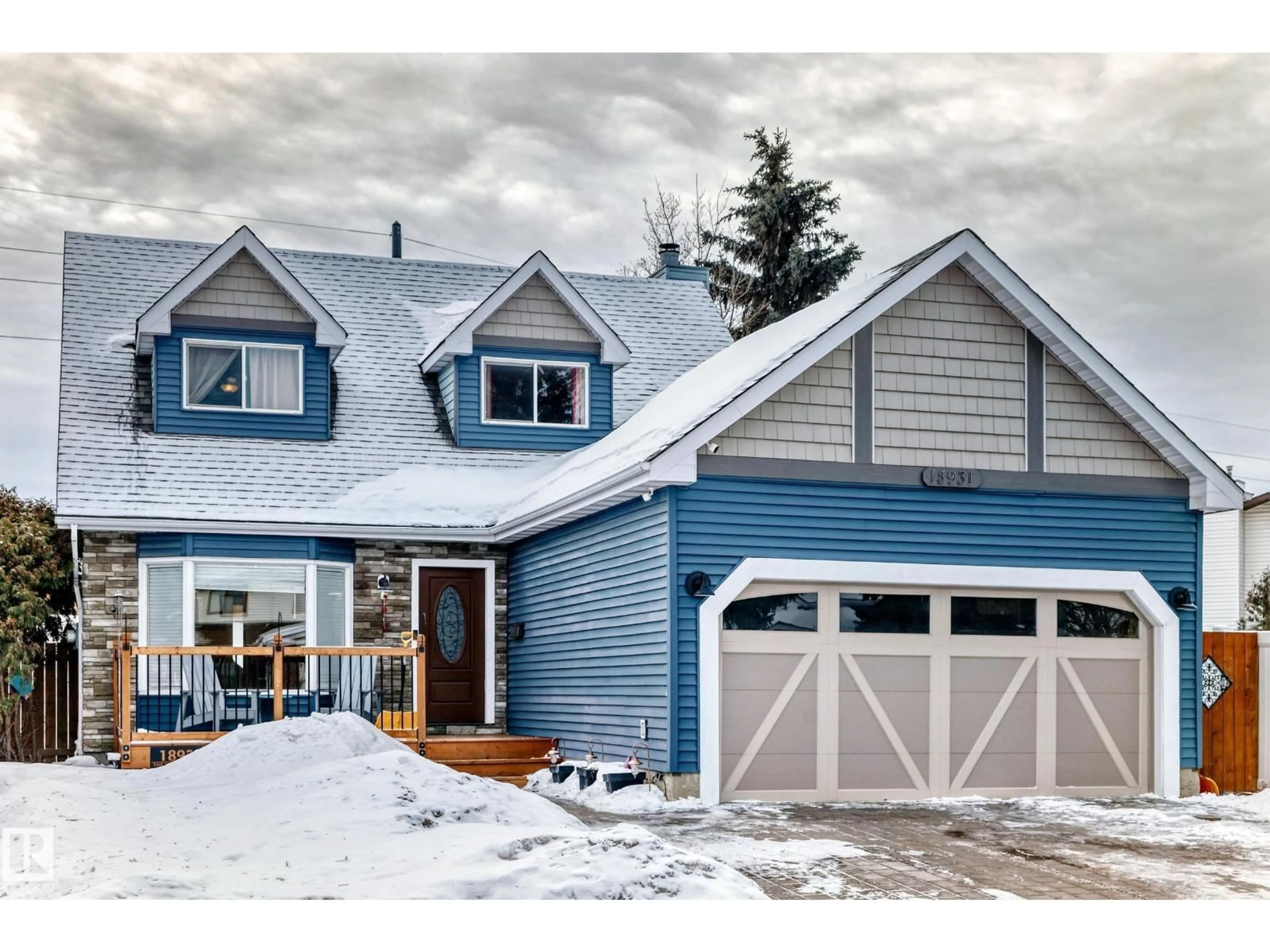 Home with vinyl exterior material, street for 18931 80 AV, Edmonton Alberta T5T5B8