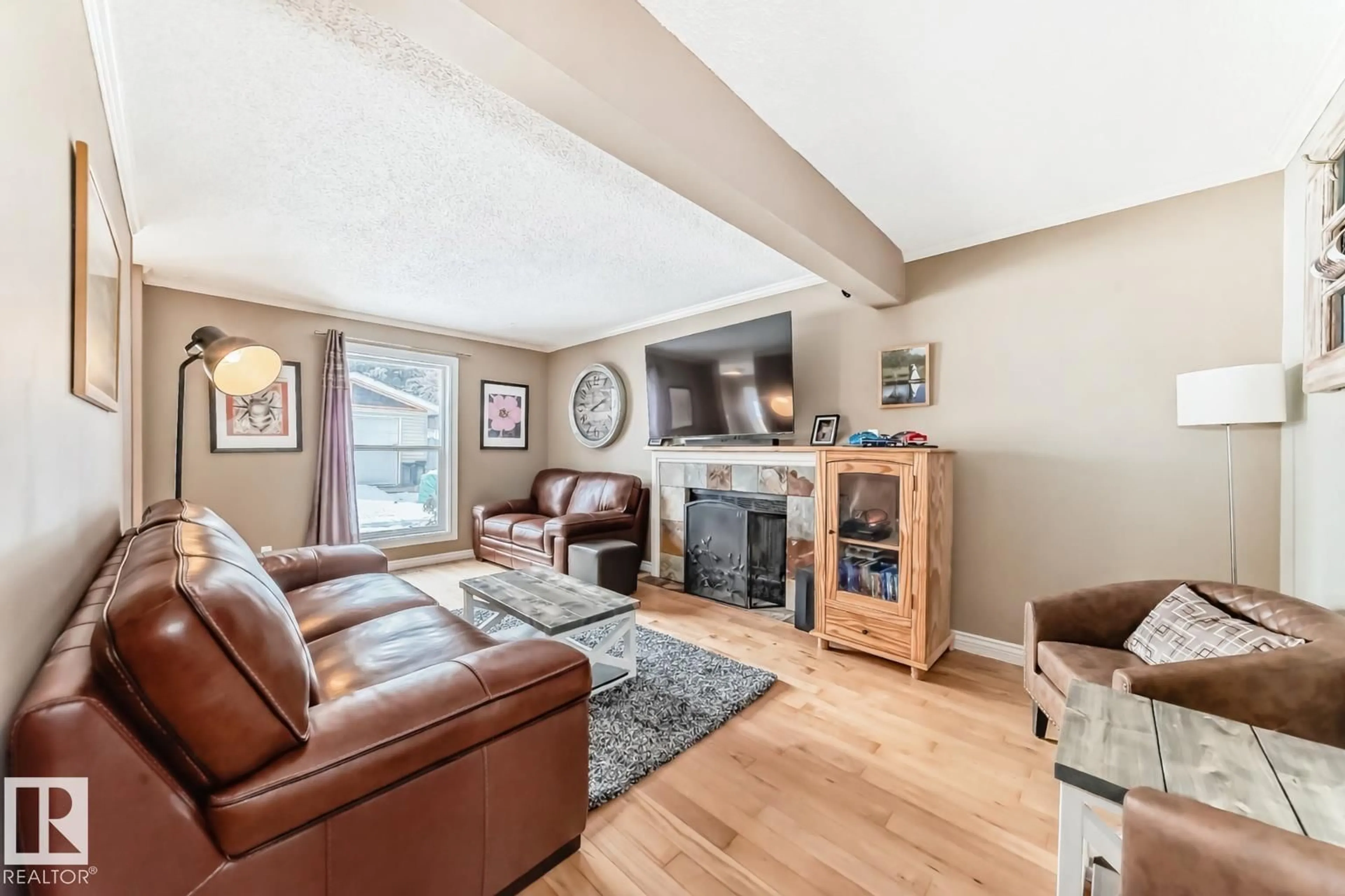 Living room with furniture, unknown for 18931 80 AV, Edmonton Alberta T5T5B8