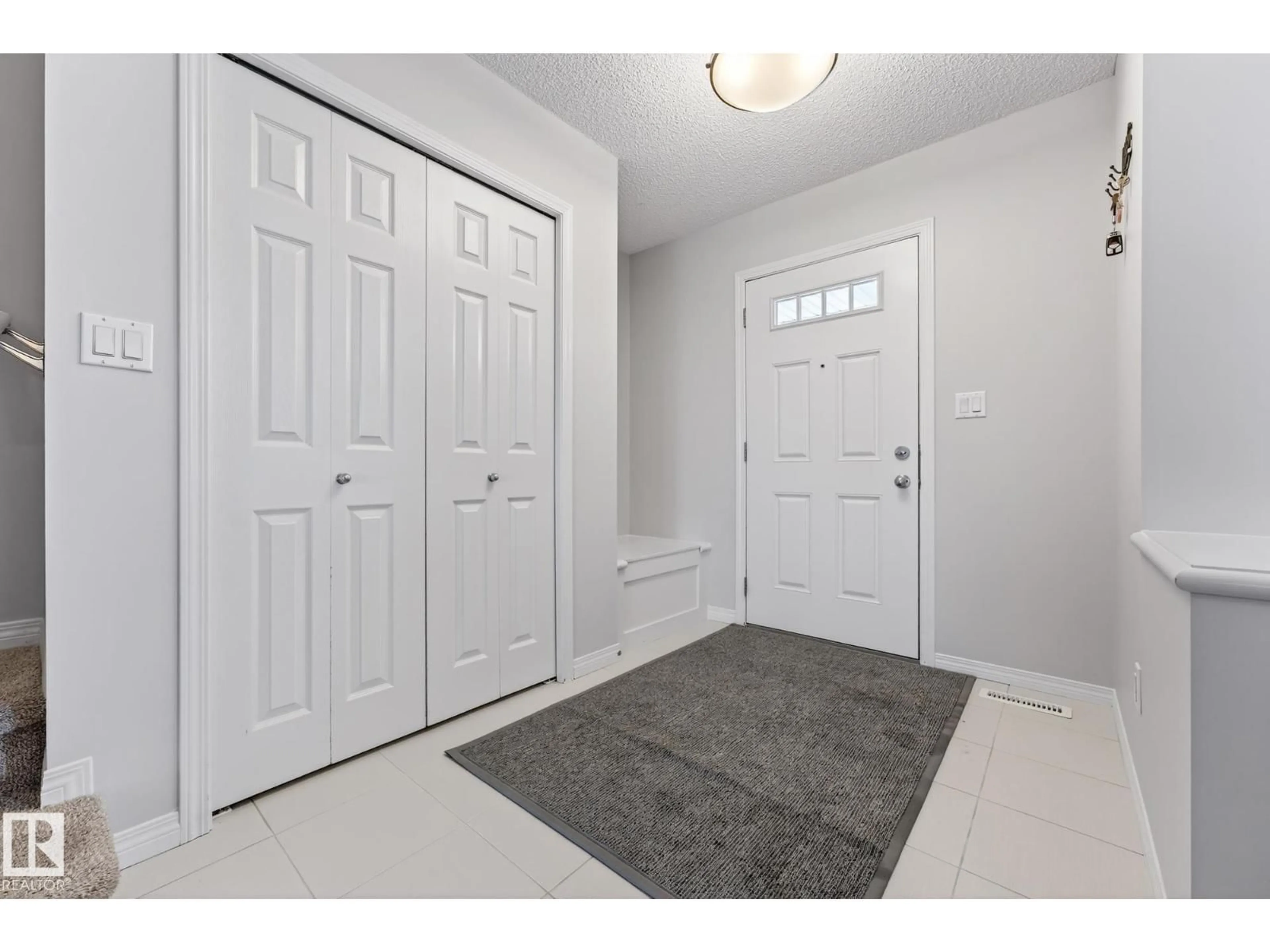 Indoor entryway for 1017 EAST BEND BN, Edmonton Alberta T6M0V4