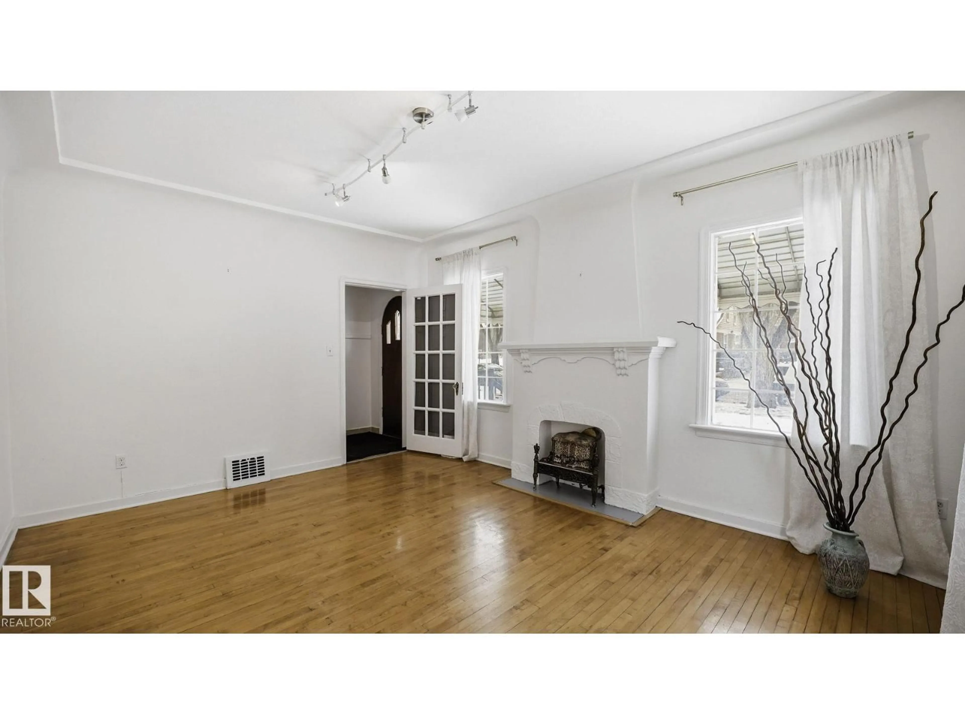 A pic of a room for 10149 122 ST, Edmonton Alberta T5N1L7