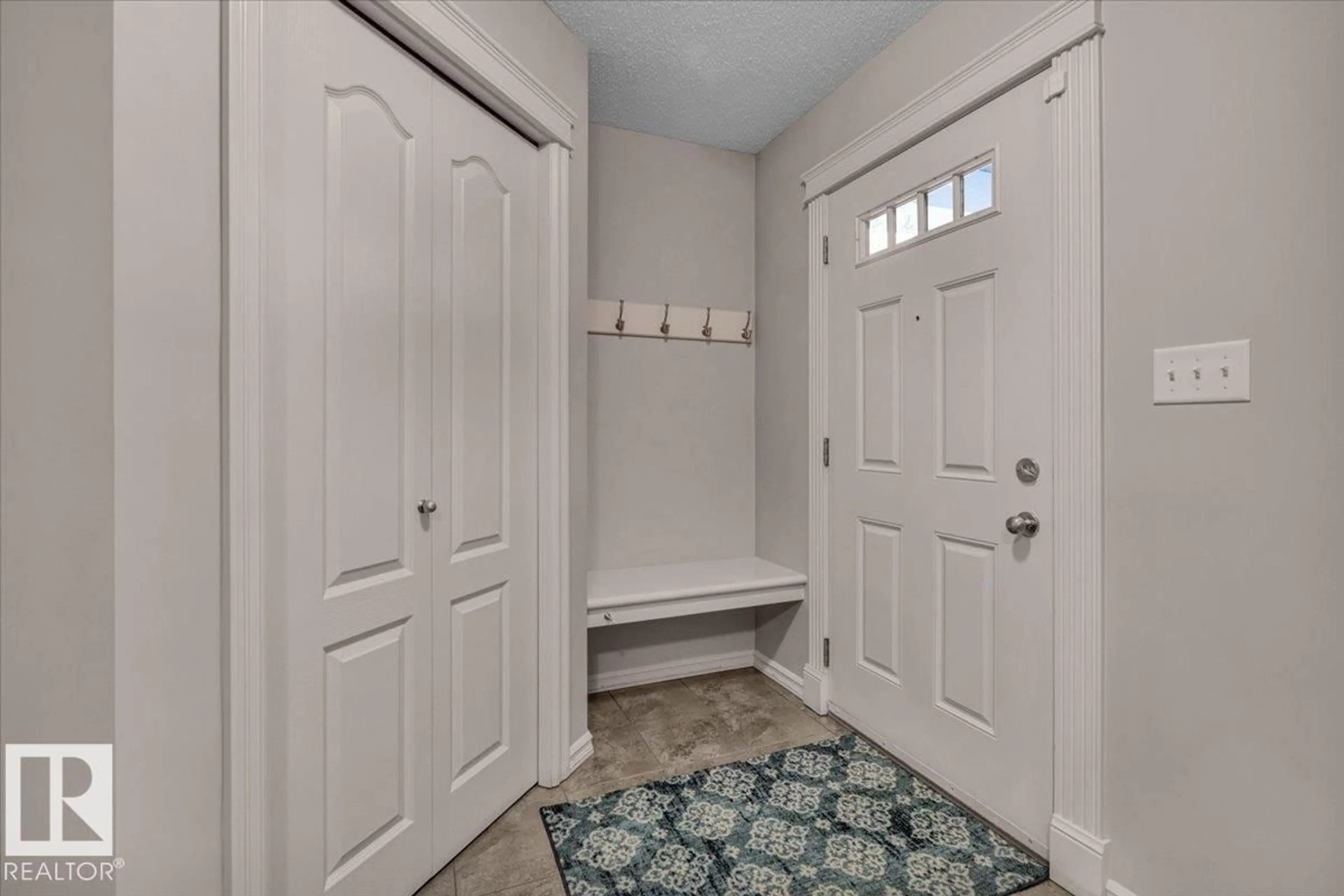 Indoor entryway for 21933 94A AV, Edmonton Alberta T5T1N1