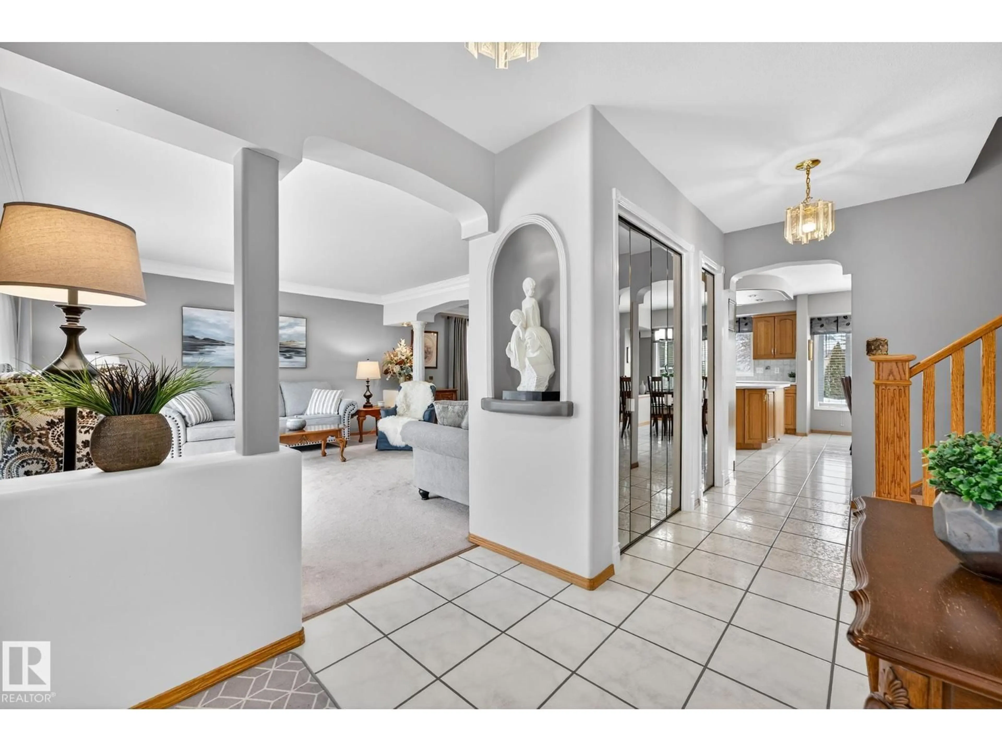 Indoor foyer for 3455 HILL VIEW CR, Edmonton Alberta T6L2C9