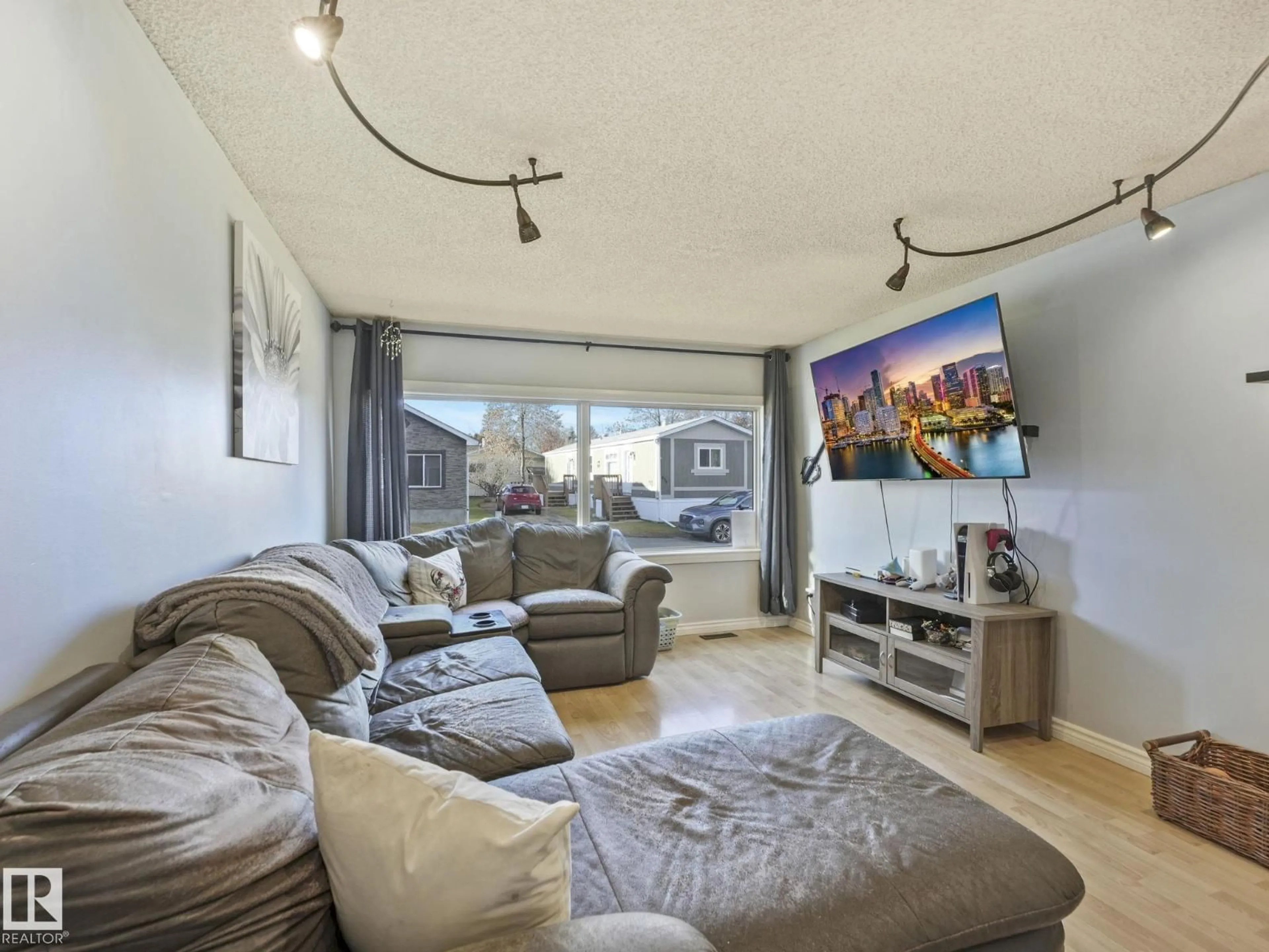 Living room with furniture, unknown for 429 WESTVIEW CL, Edmonton Alberta T5S1T5