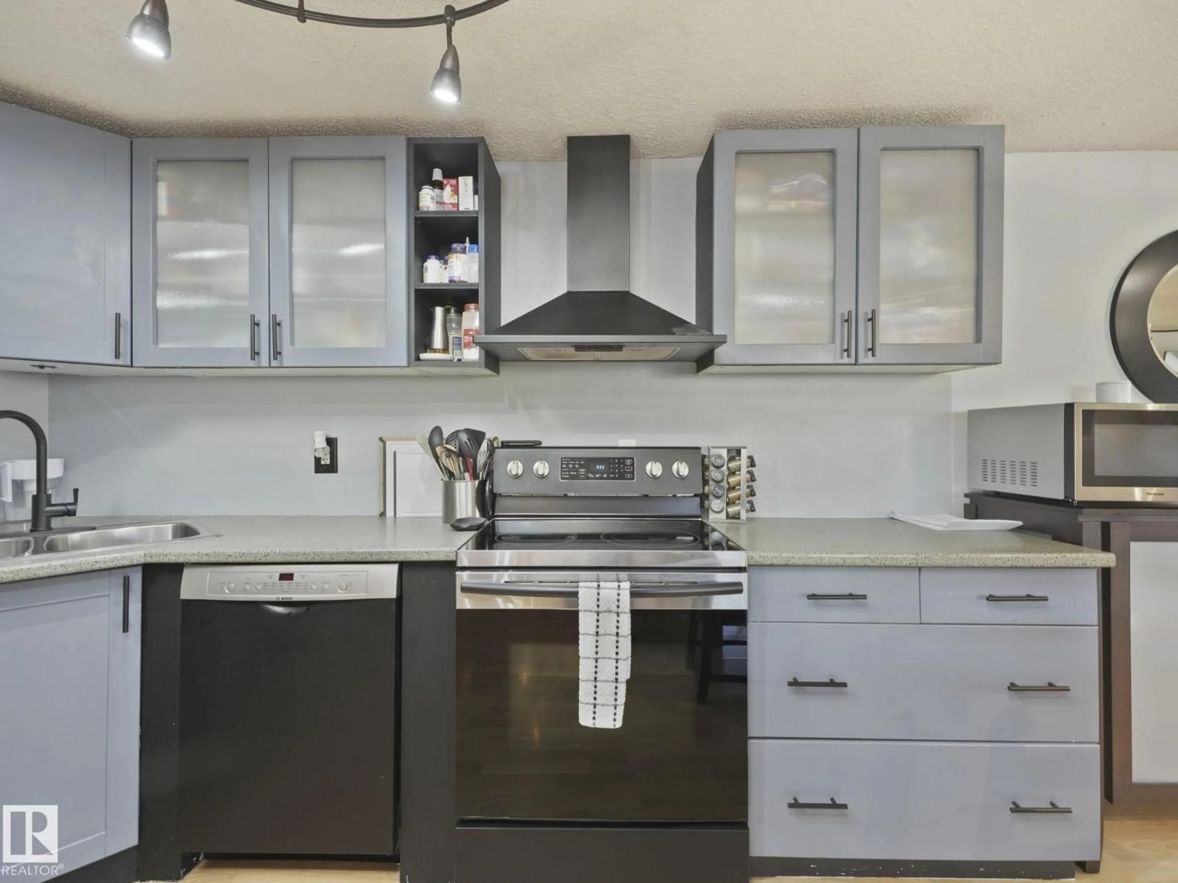 Contemporary kitchen, unknown for 429 WESTVIEW CL, Edmonton Alberta T5S1T5