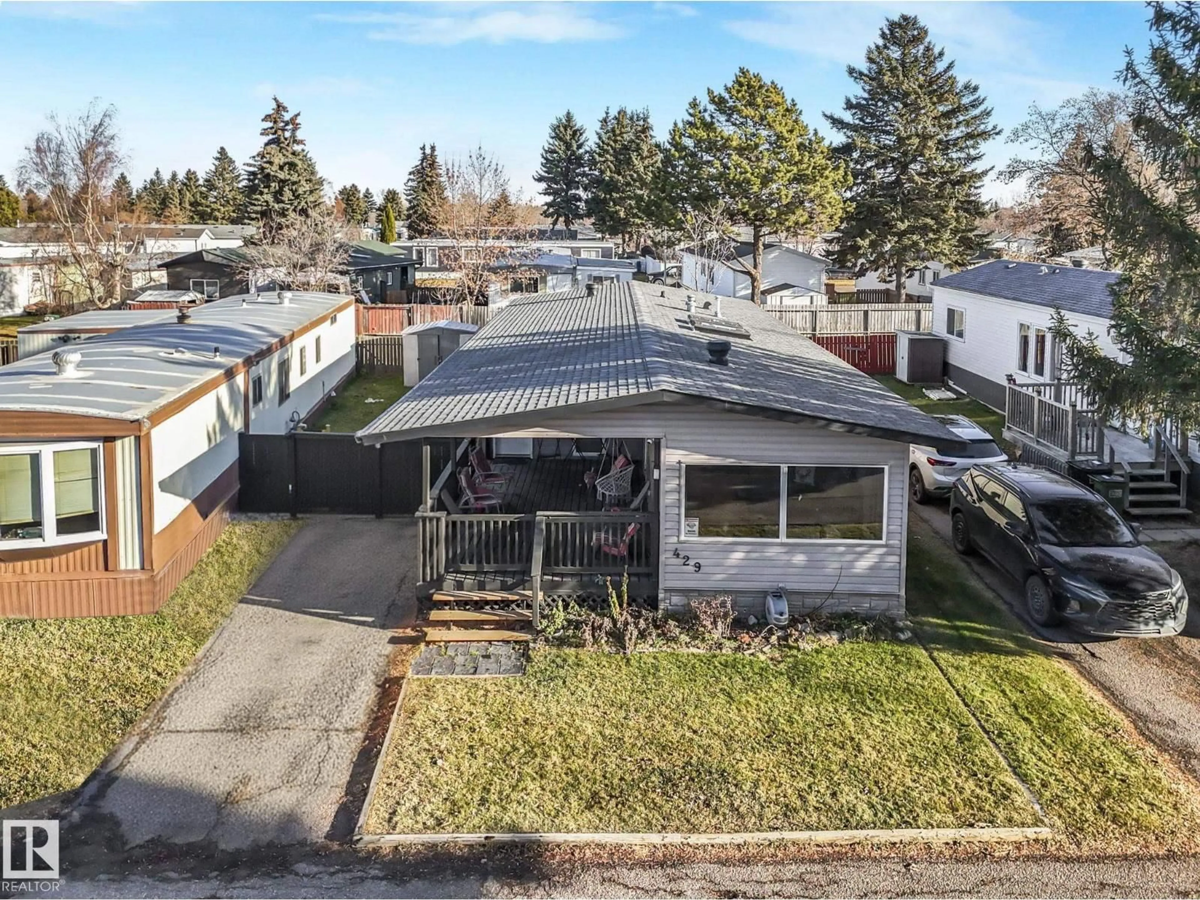 A pic from outside/outdoor area/front of a property/back of a property/a pic from drone, street for 429 WESTVIEW CL, Edmonton Alberta T5S1T5