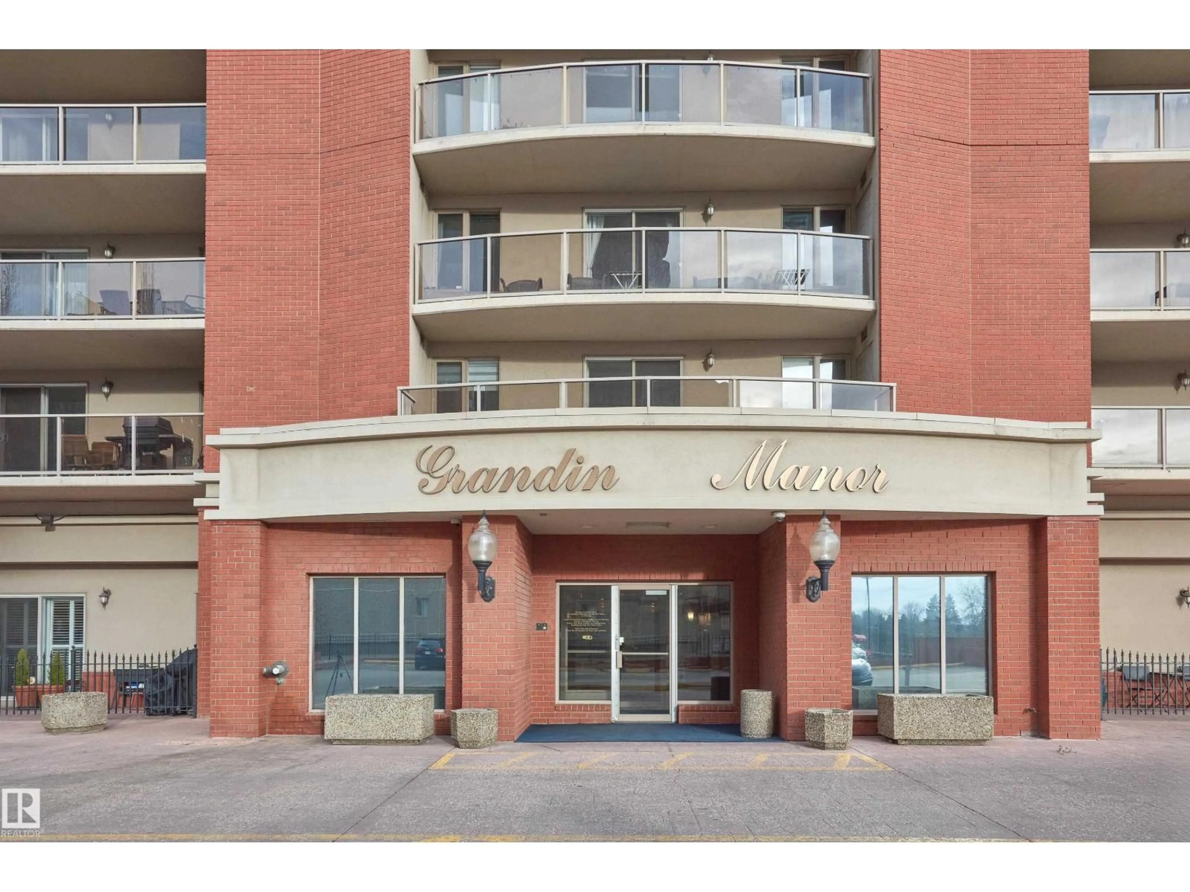 Indoor foyer for 605 - 9741 110 ST, Edmonton Alberta T5X2V8