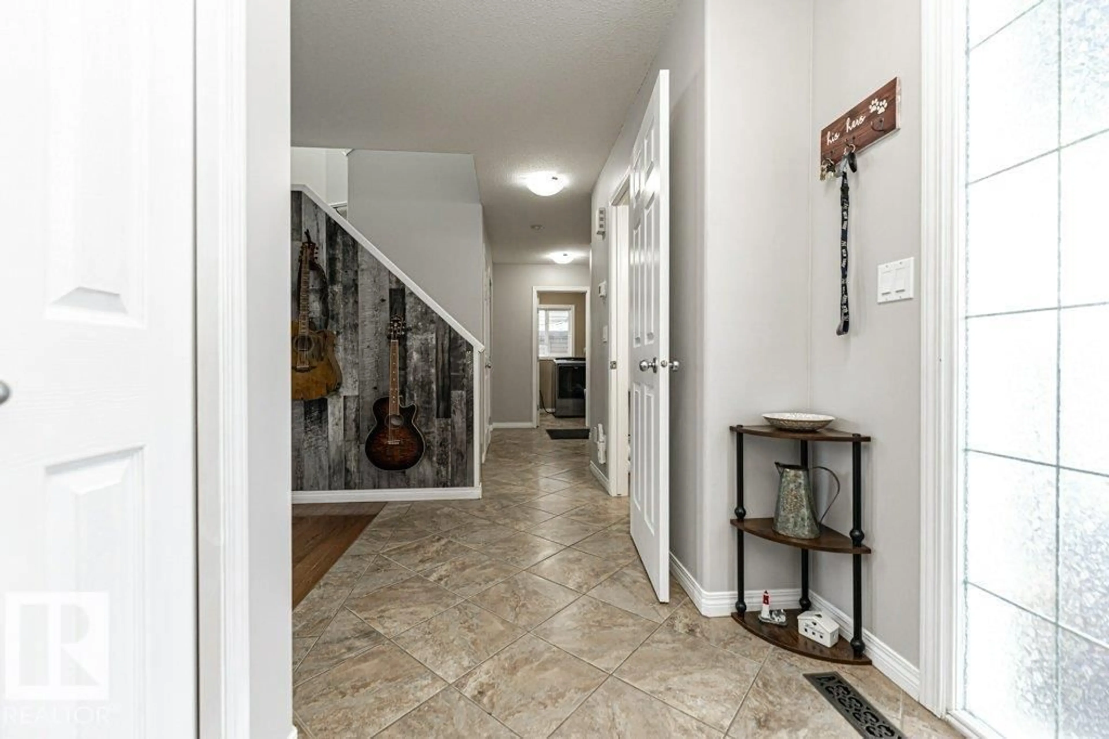 Indoor entryway for 10419 94 ST, Morinville Alberta T8R0A2