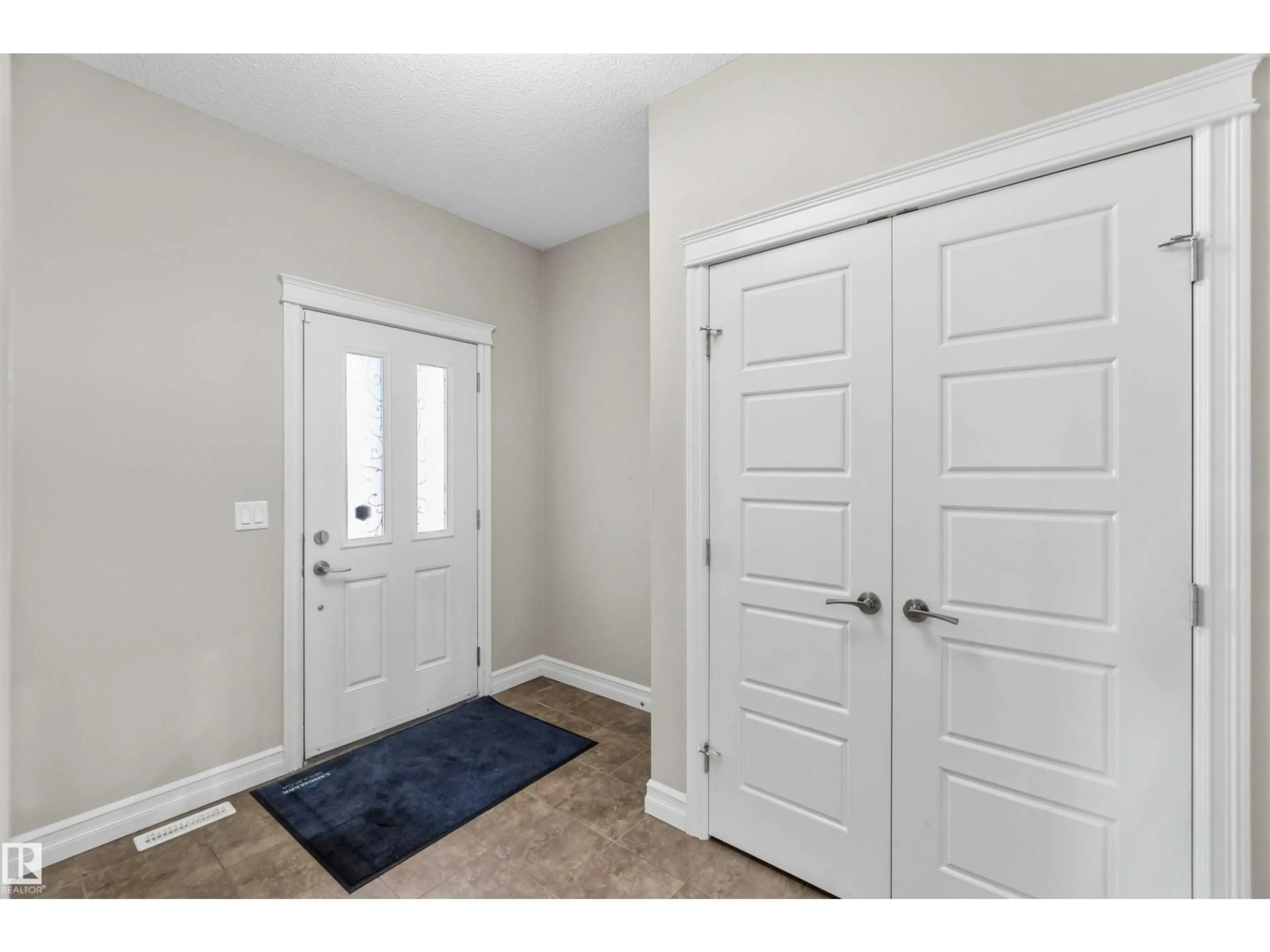 Indoor entryway for 3683 8 ST, Edmonton Alberta T6T0S3