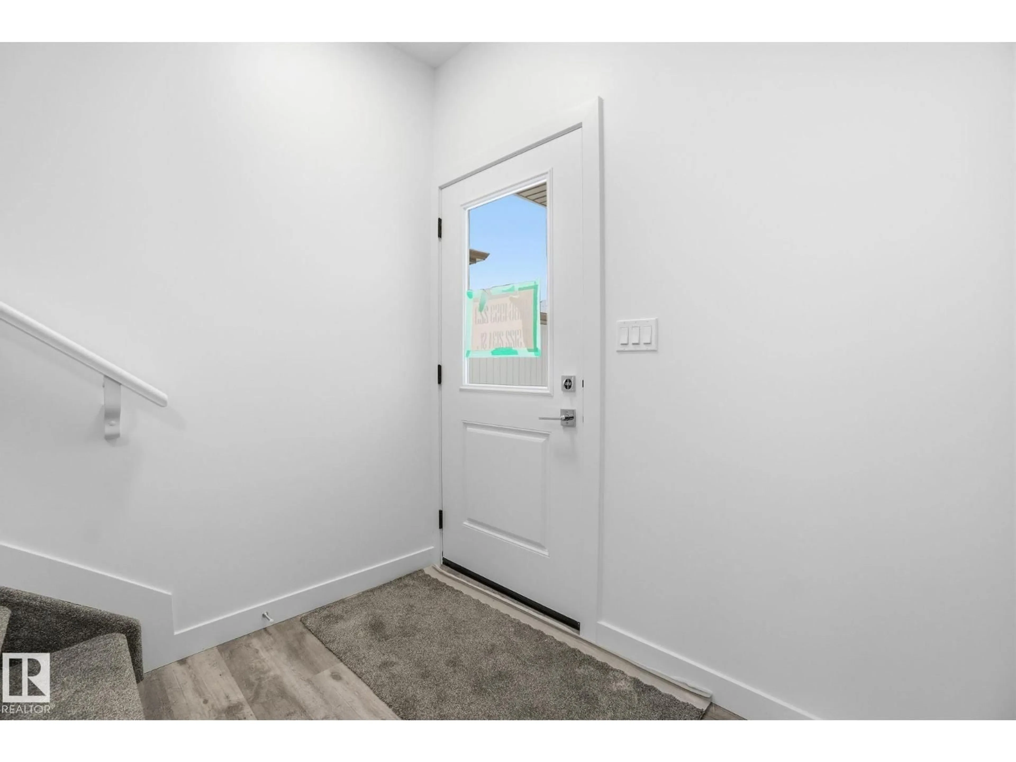 Indoor entryway for 64 5122 213A ST NW, Edmonton Alberta T6M1M6