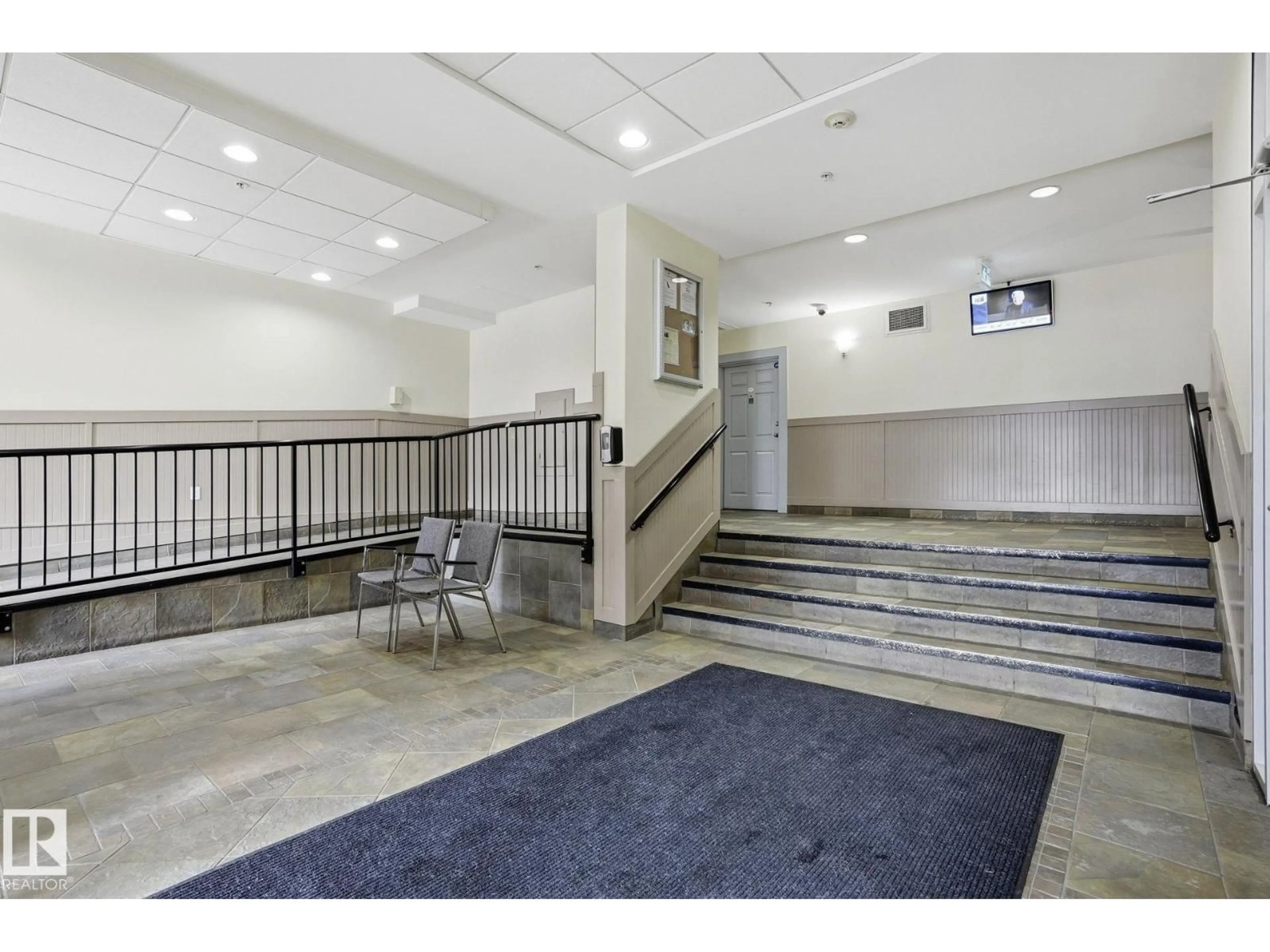 Indoor foyer for #402 - 10235 112 ST, Edmonton Alberta T5K1M7
