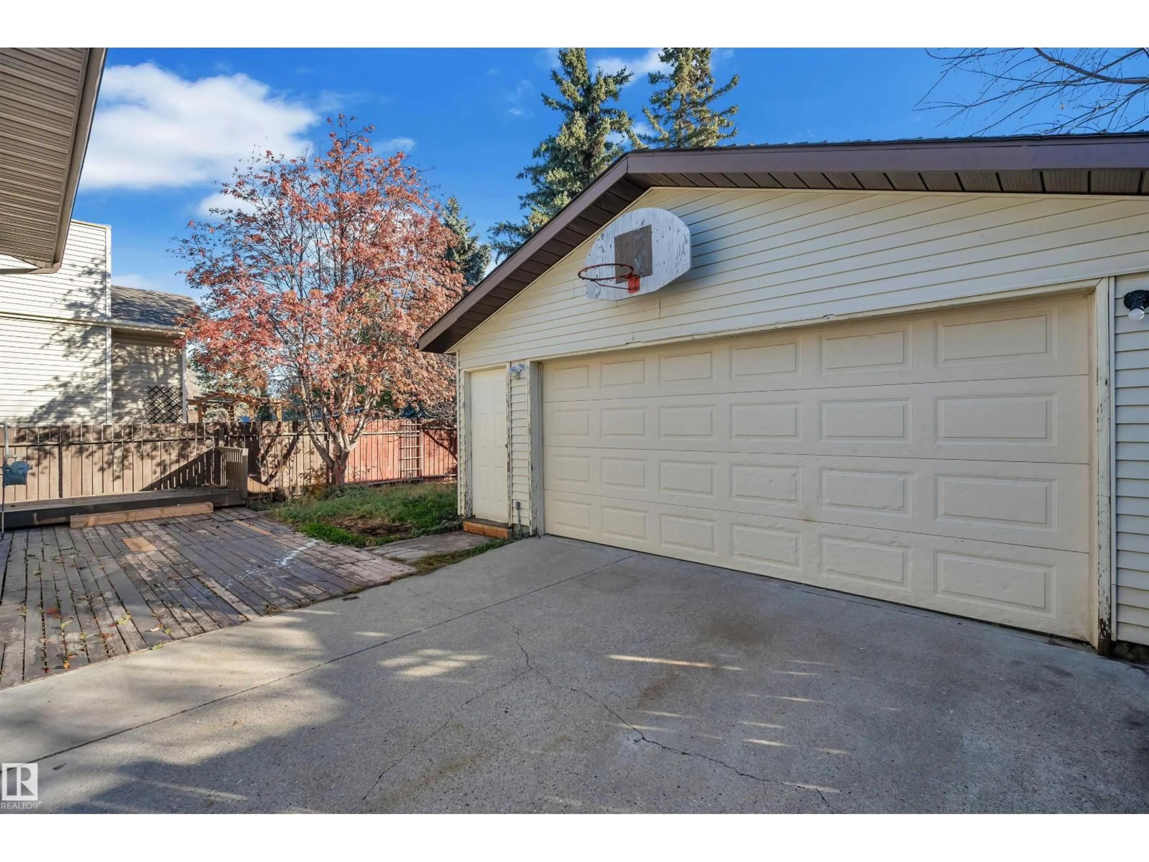 Indoor garage for 1111 49A ST, Edmonton Alberta T6L5X5