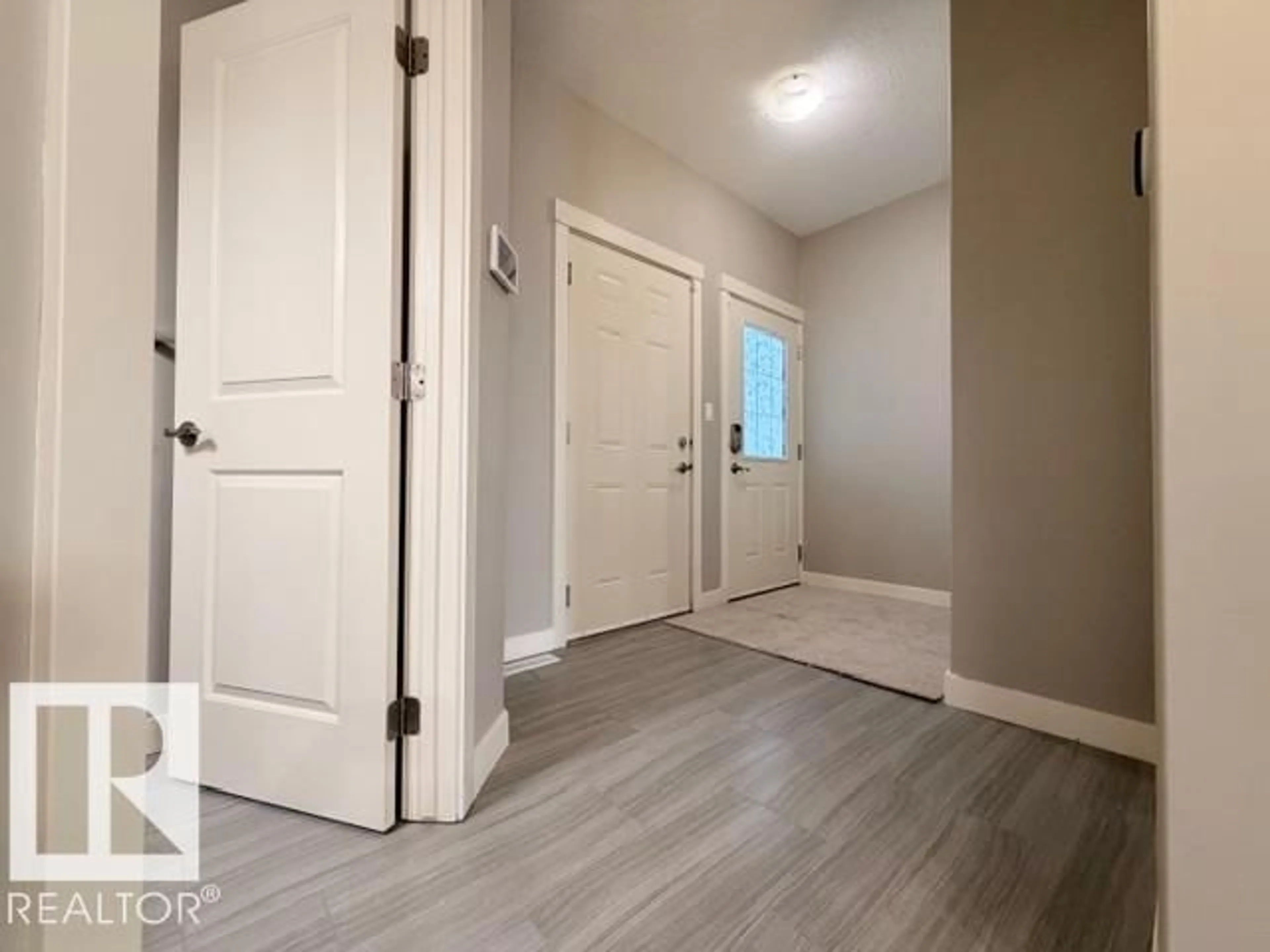 Indoor entryway for 5025 53 AV, Calmar Alberta T0C0V0