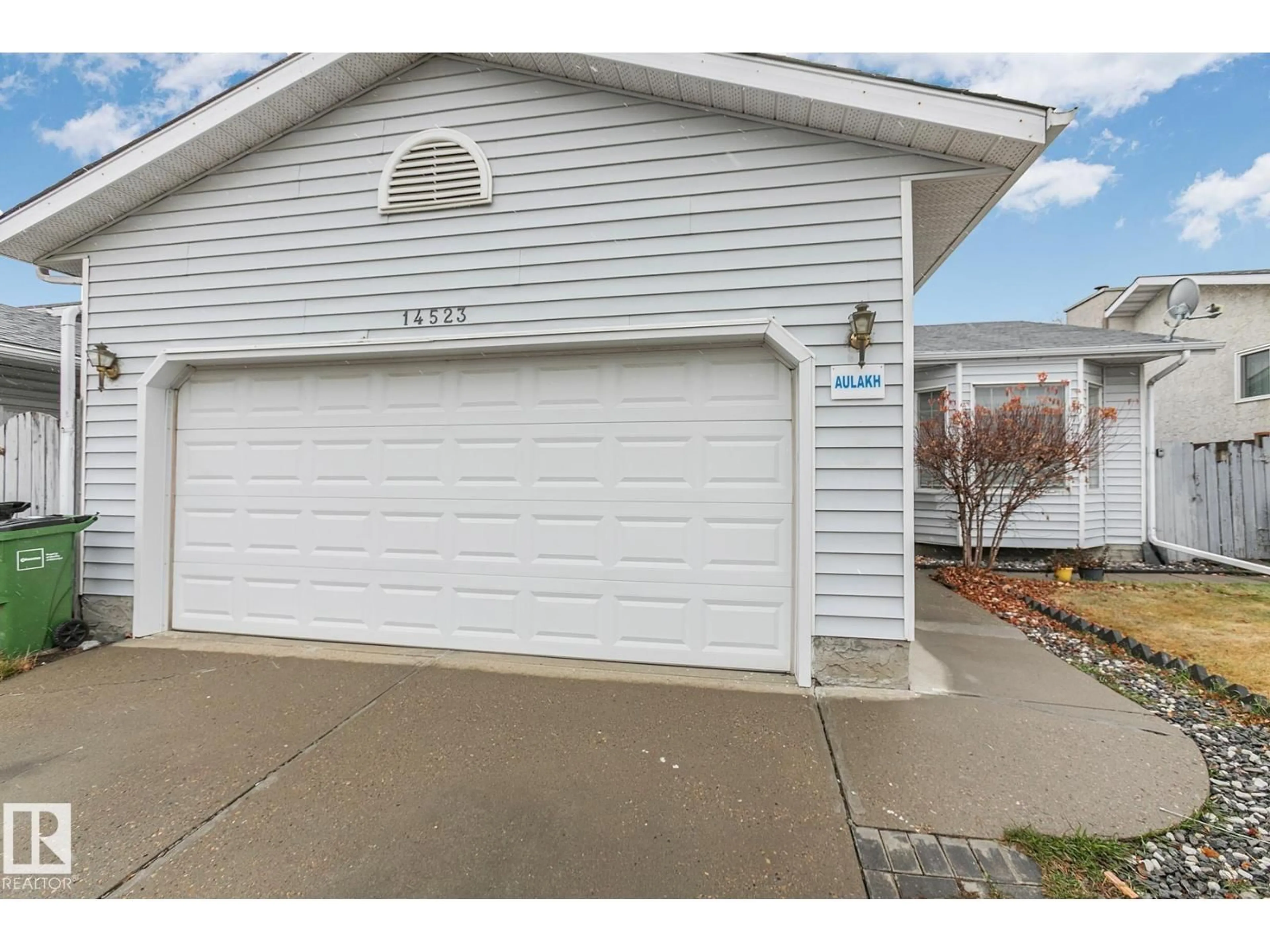 Indoor garage for 14523 32 ST, Edmonton Alberta T5Y2L2