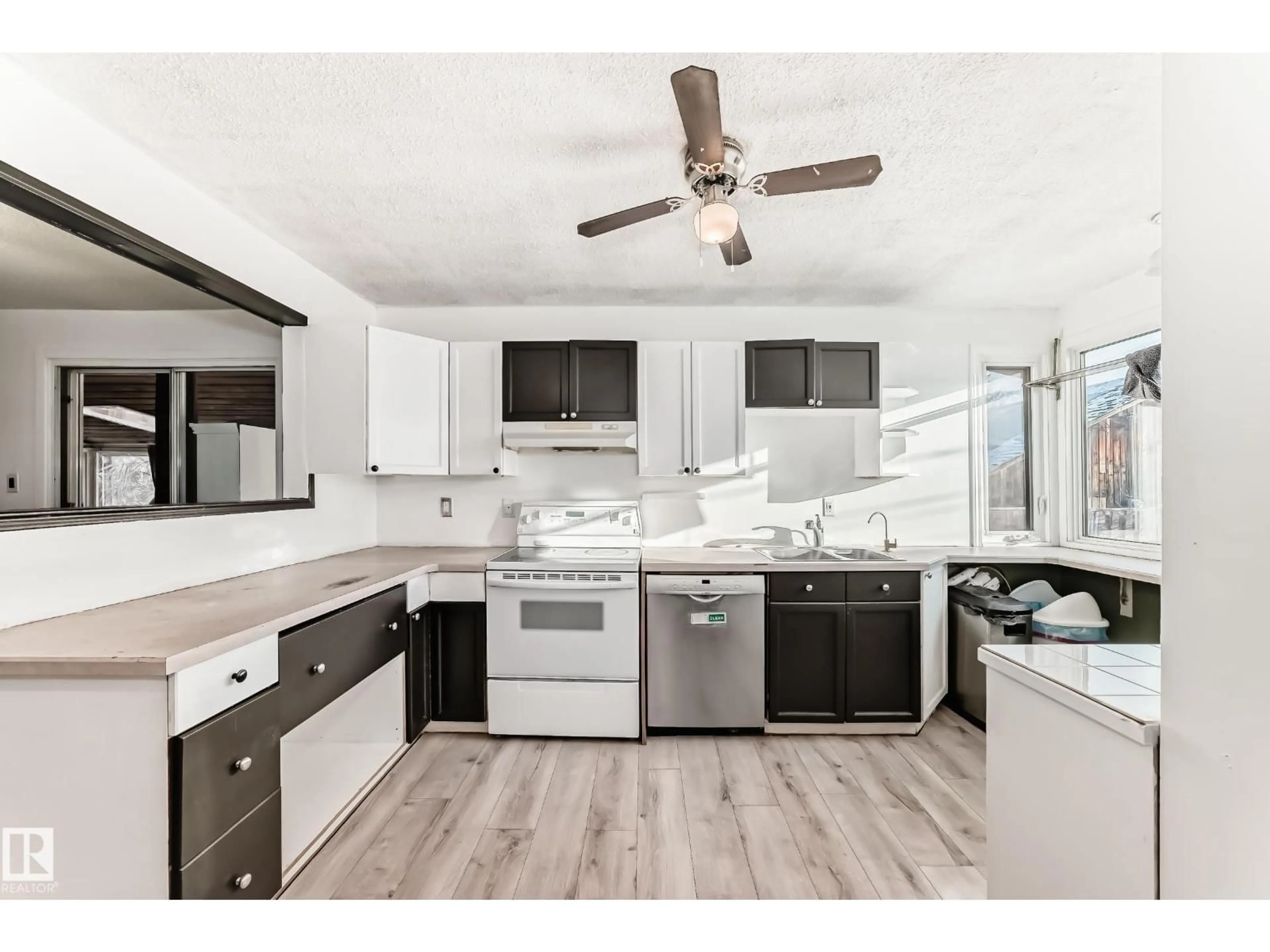 Open concept kitchen, unknown for 131 SASKATCHEWAN, Devon Alberta T9G1C9