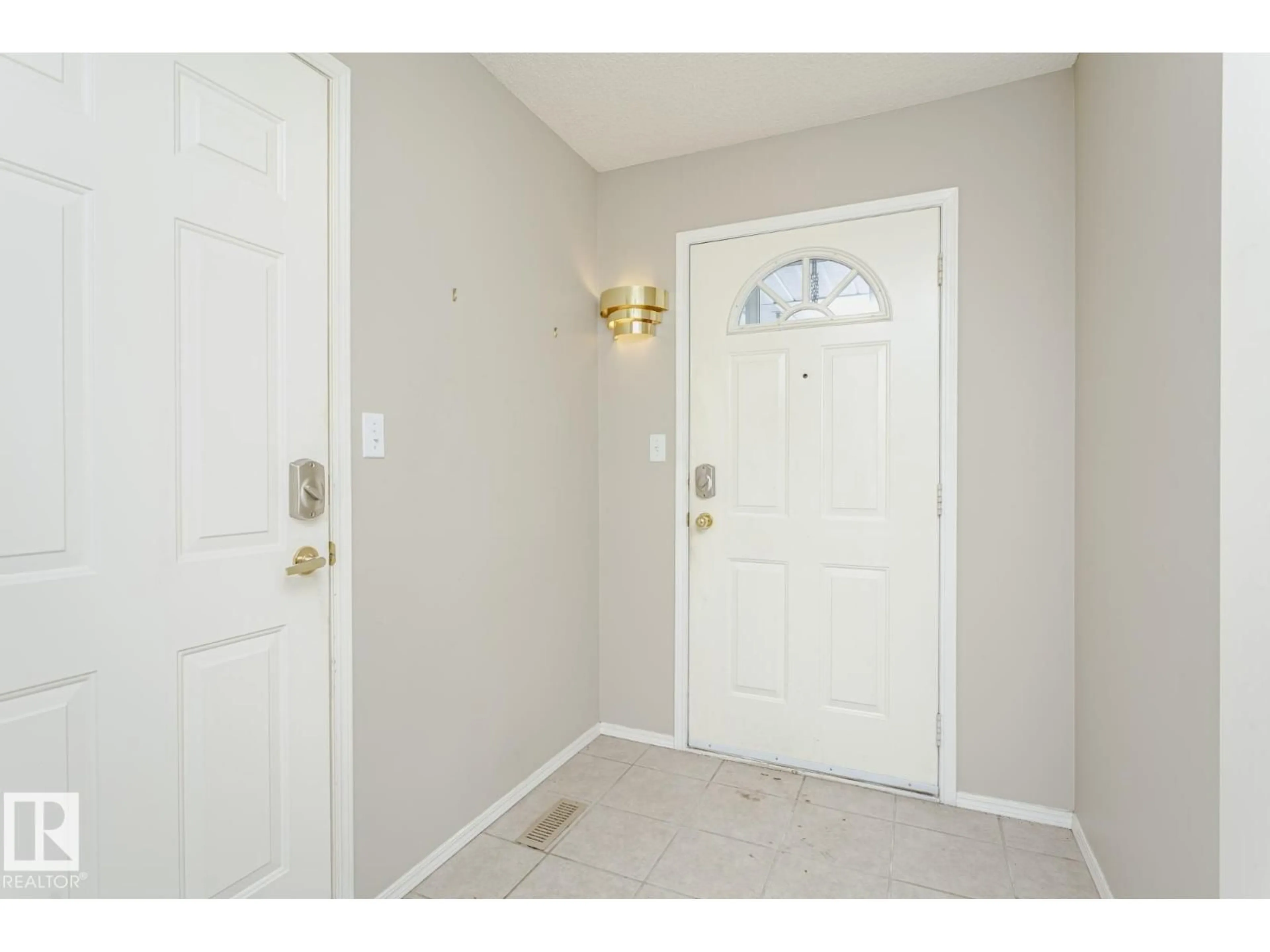 Indoor entryway for 3240 38 AV, Edmonton Alberta T6T1J3