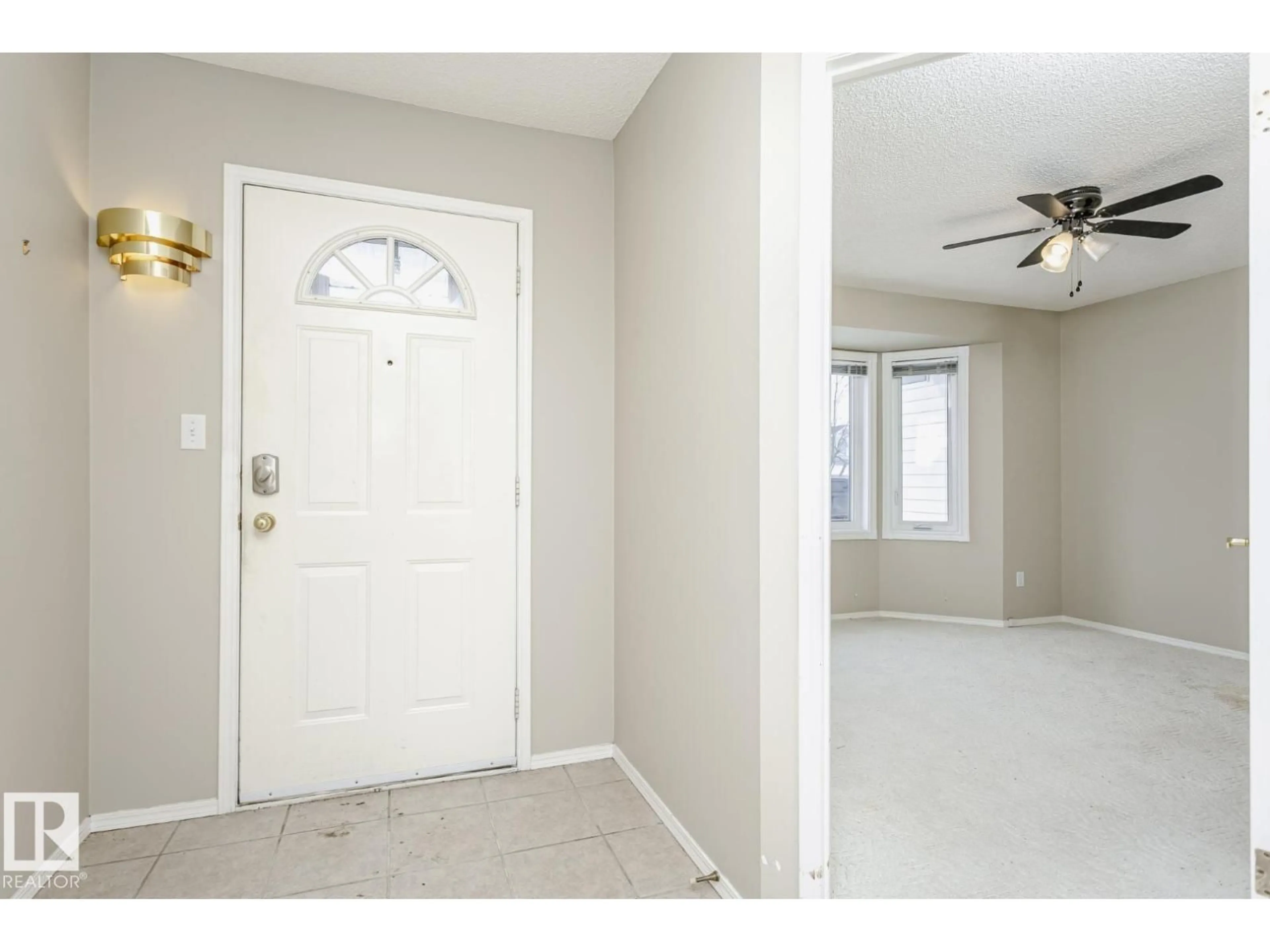 Indoor entryway for 3240 38 AV, Edmonton Alberta T6T1J3