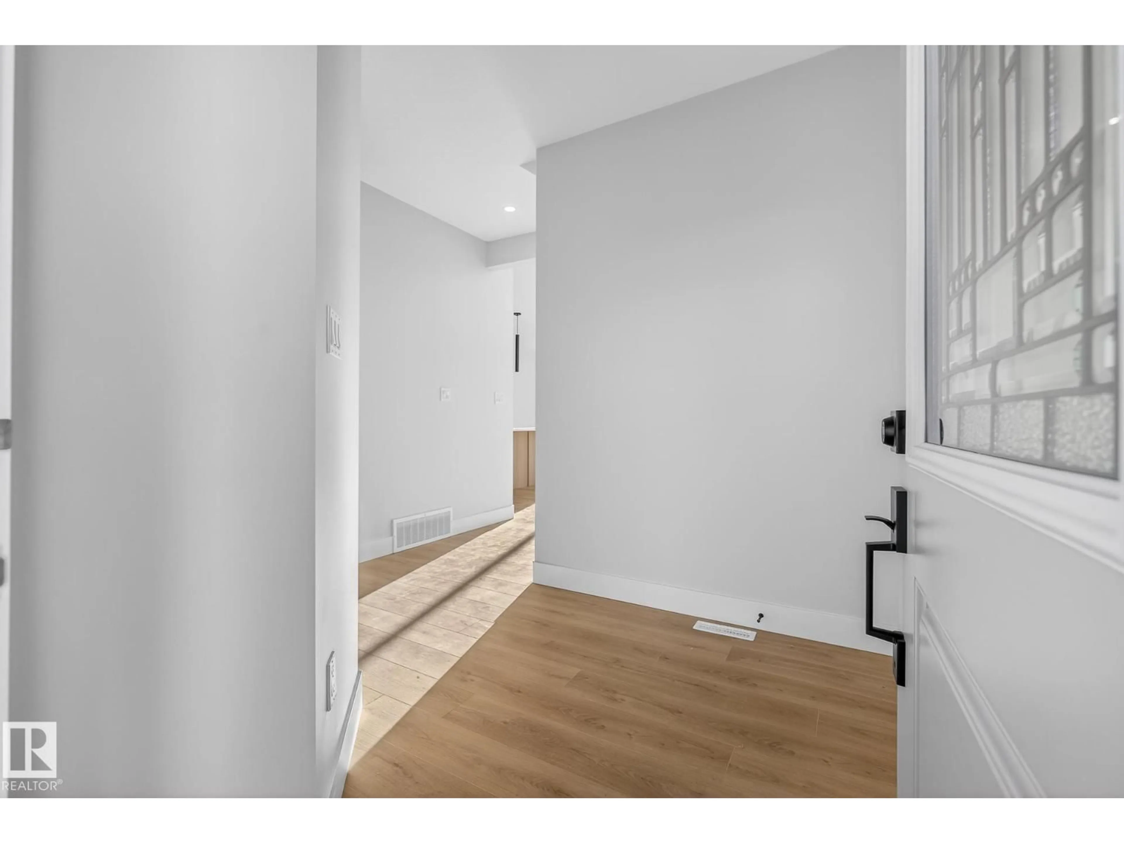 Indoor entryway for 70 HEMINGWAY CR, Spruce Grove Alberta T7X2L6