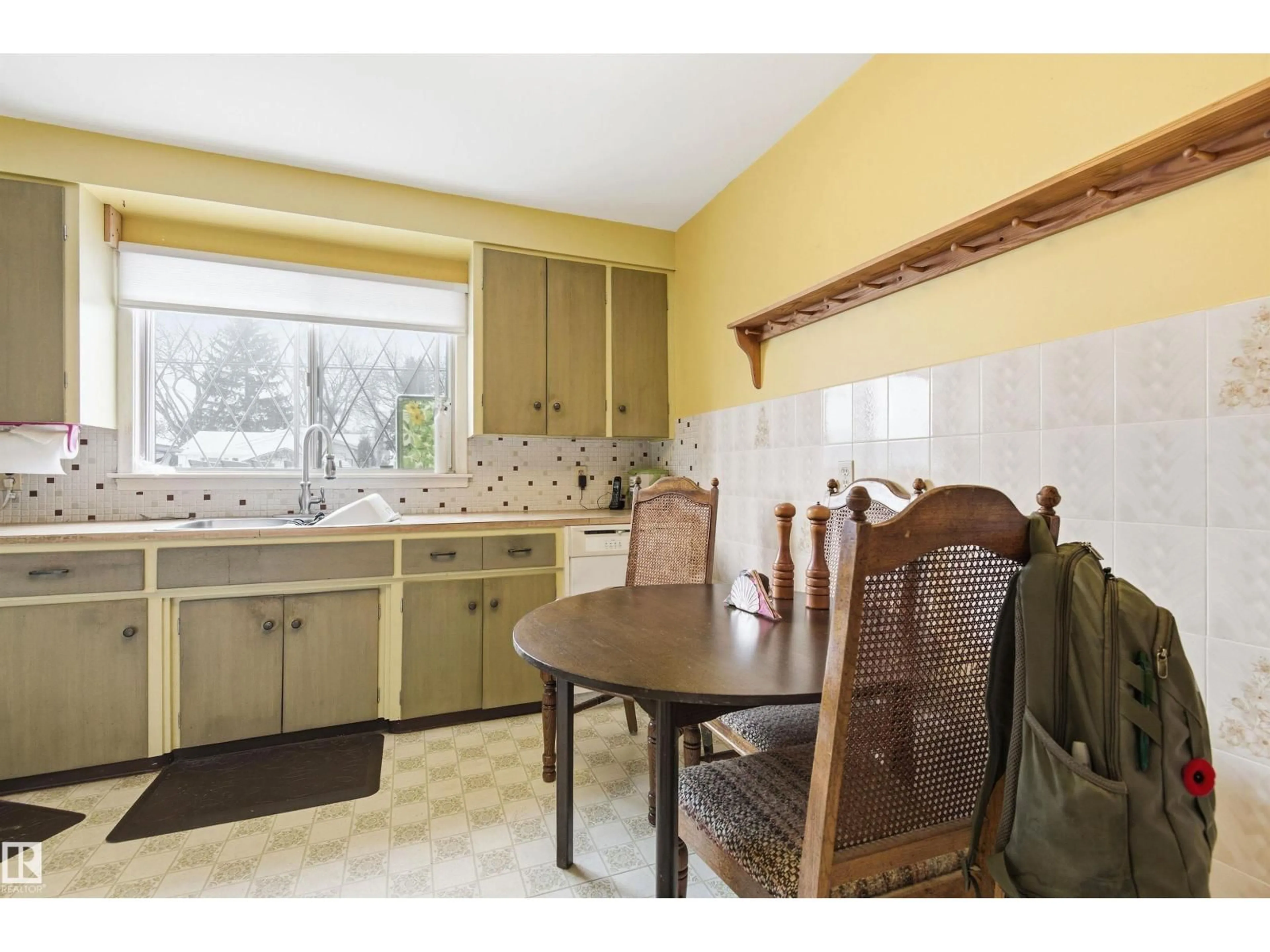 Standard kitchen, unknown for 10332 82 ST, Edmonton Alberta T6A3M5