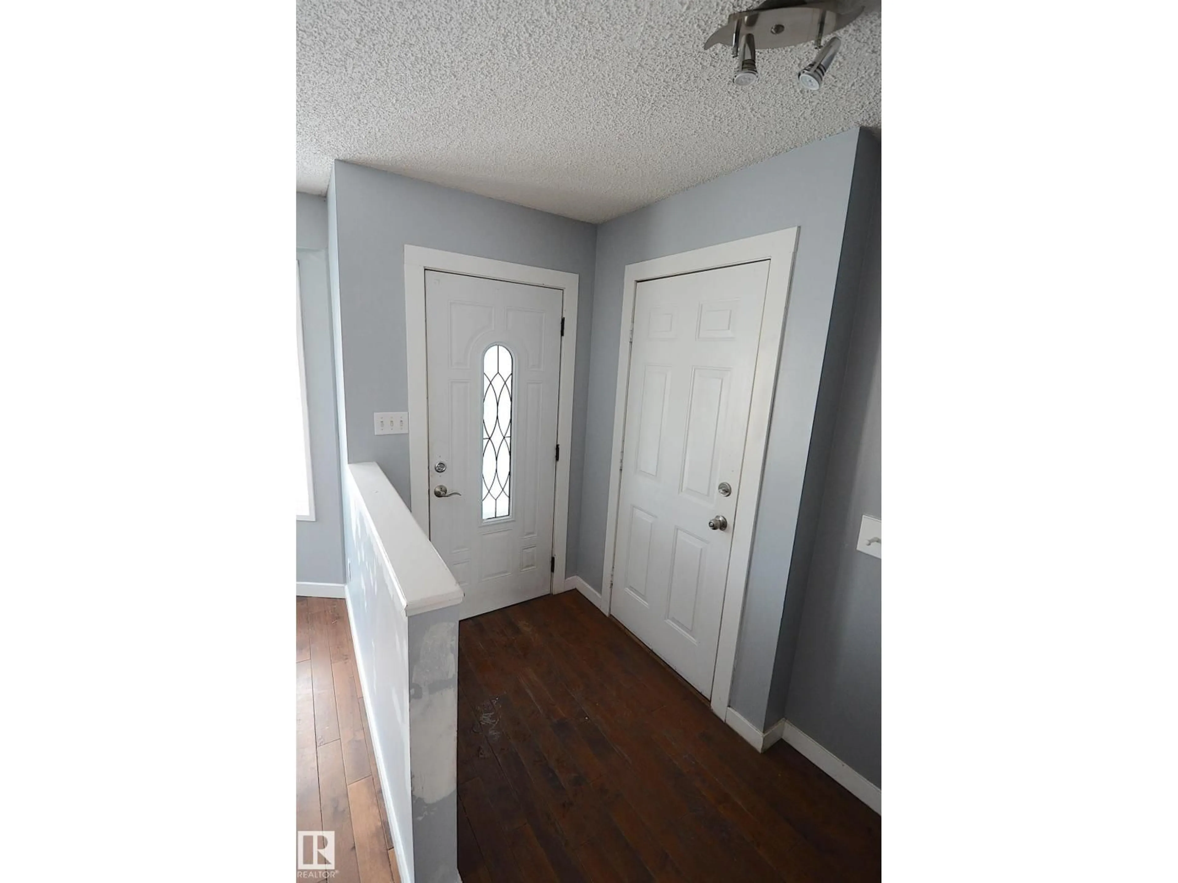 Indoor entryway for 576 RAINBOW CR, Sherwood Park Alberta T8A5N6