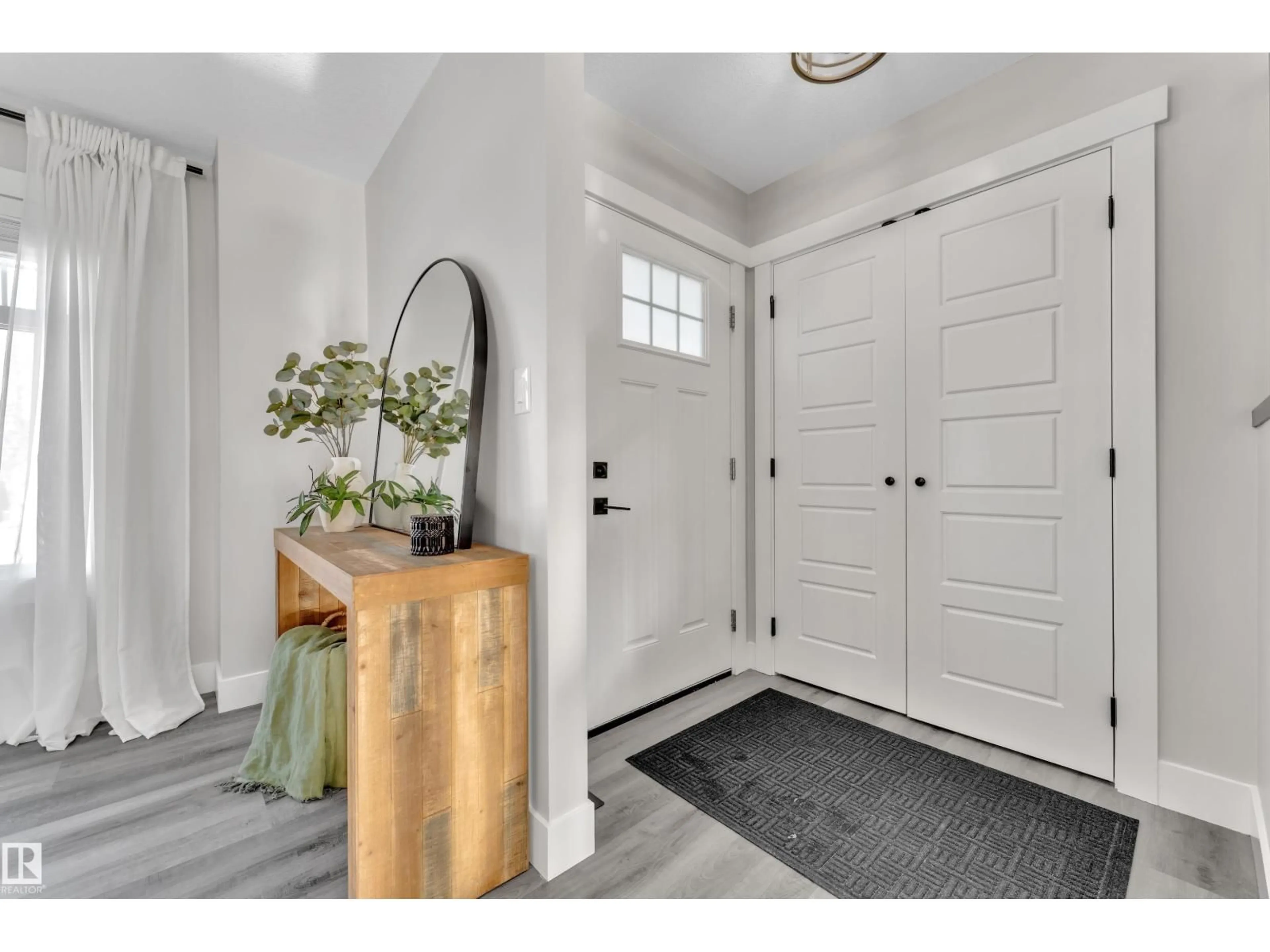 Indoor entryway for 7613 16 AVE SW, Edmonton Alberta T6X1M3