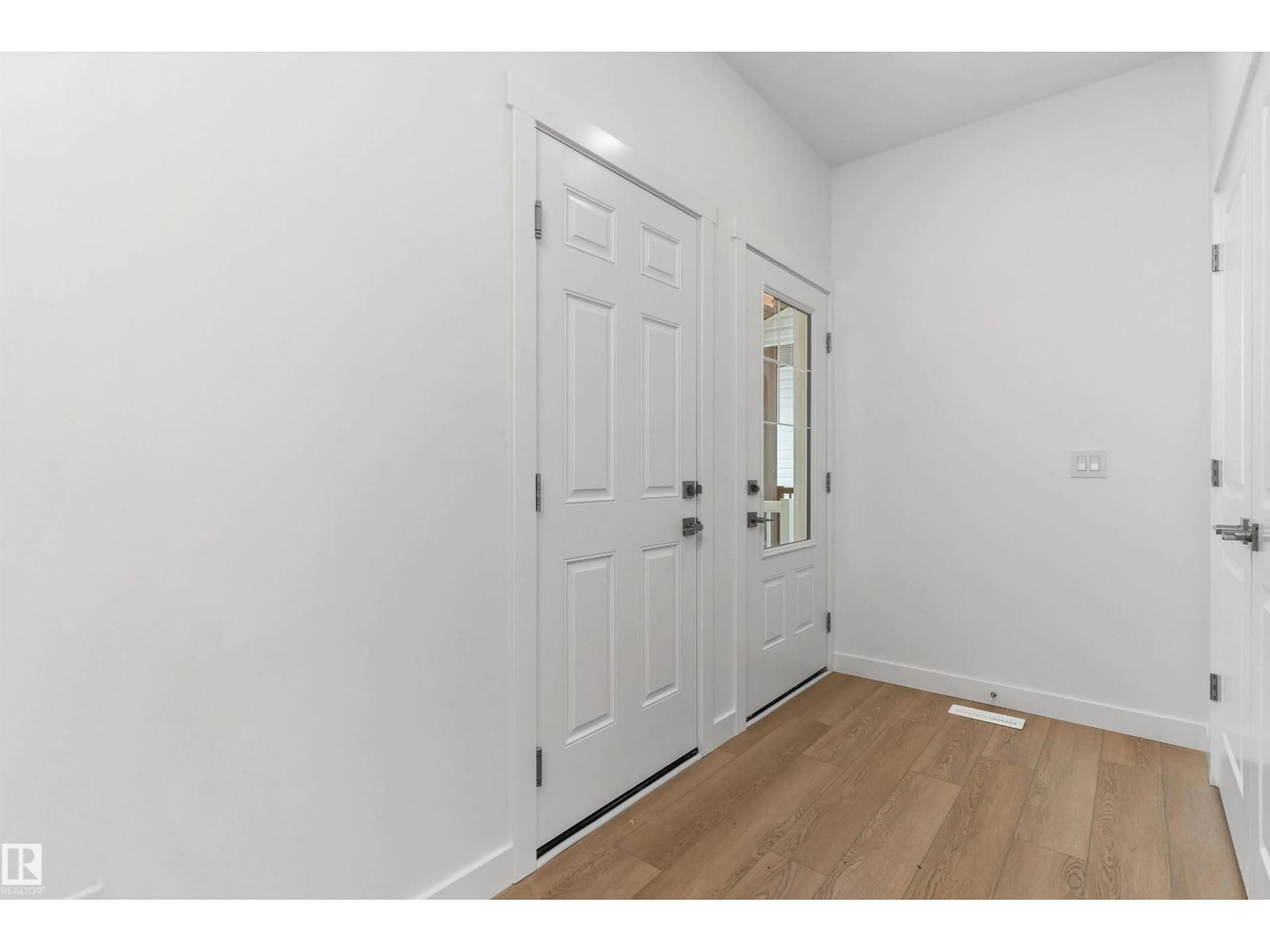 Indoor entryway for 919 19 AV, Edmonton Alberta T6T2X4