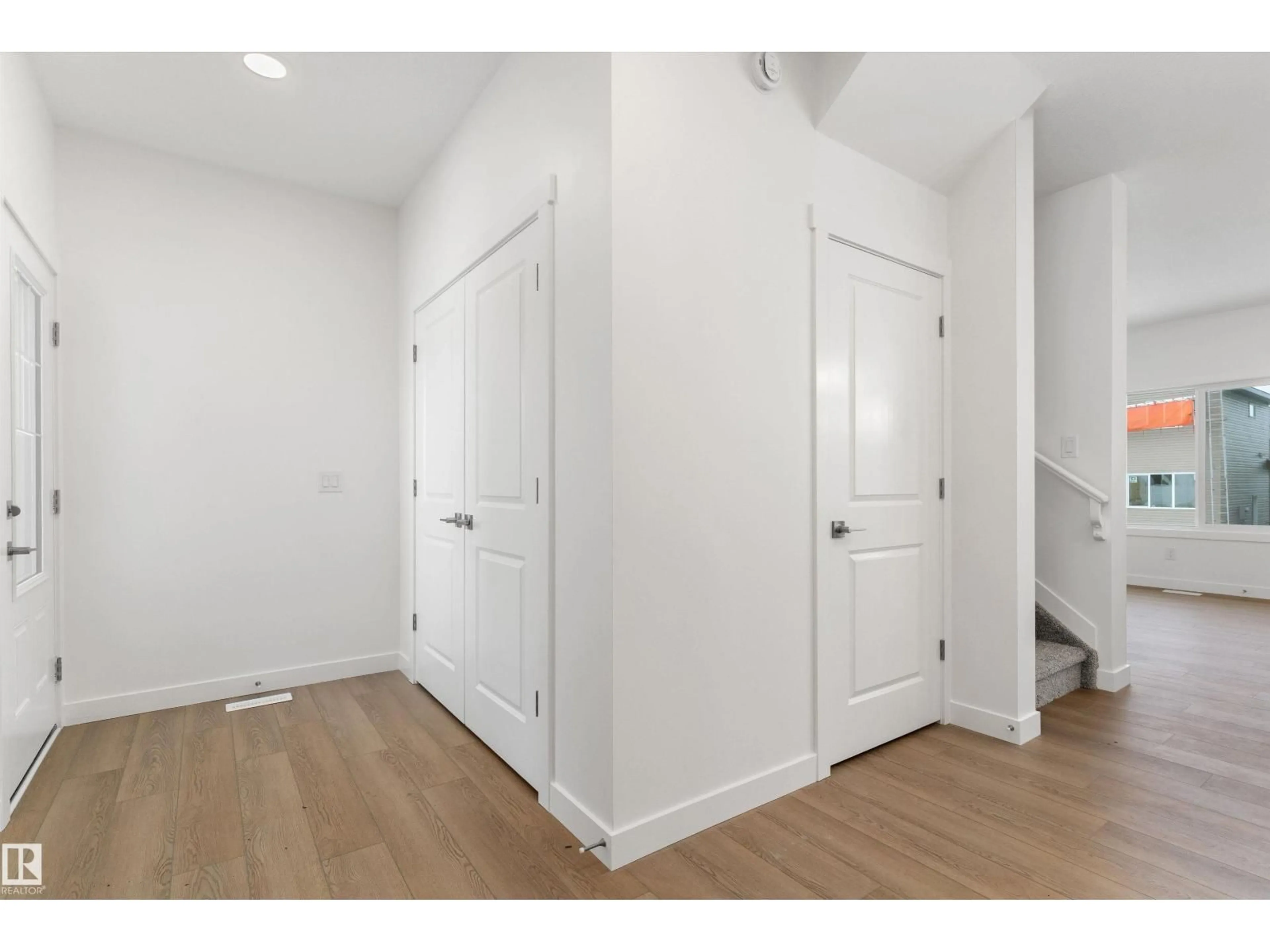 Indoor entryway for 919 19 AV, Edmonton Alberta T6T2X4