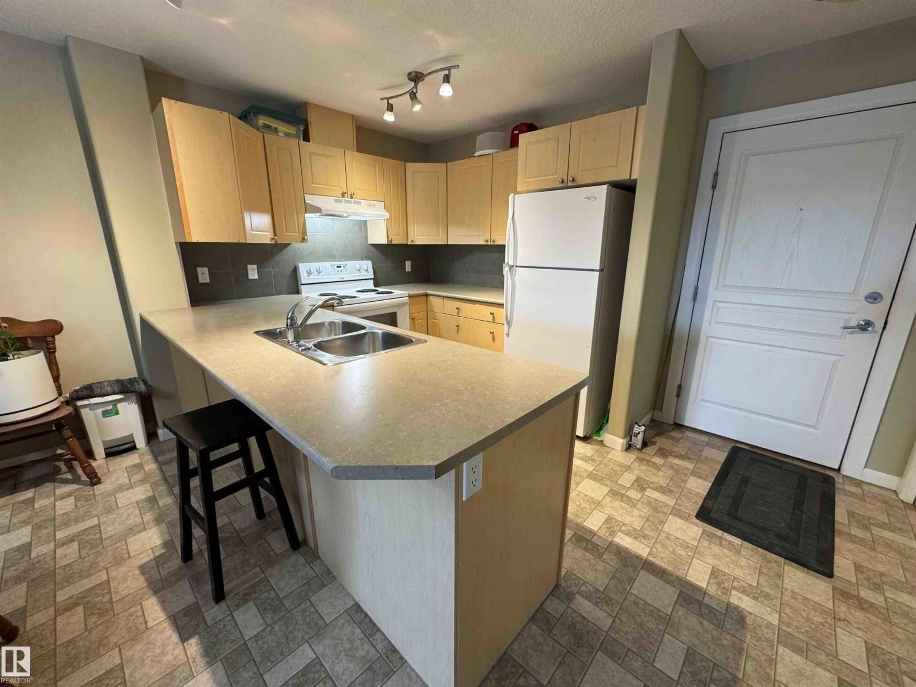 Standard kitchen, unknown for 240 - 300 PALISADES WY, Sherwood Park Alberta T8H2T9