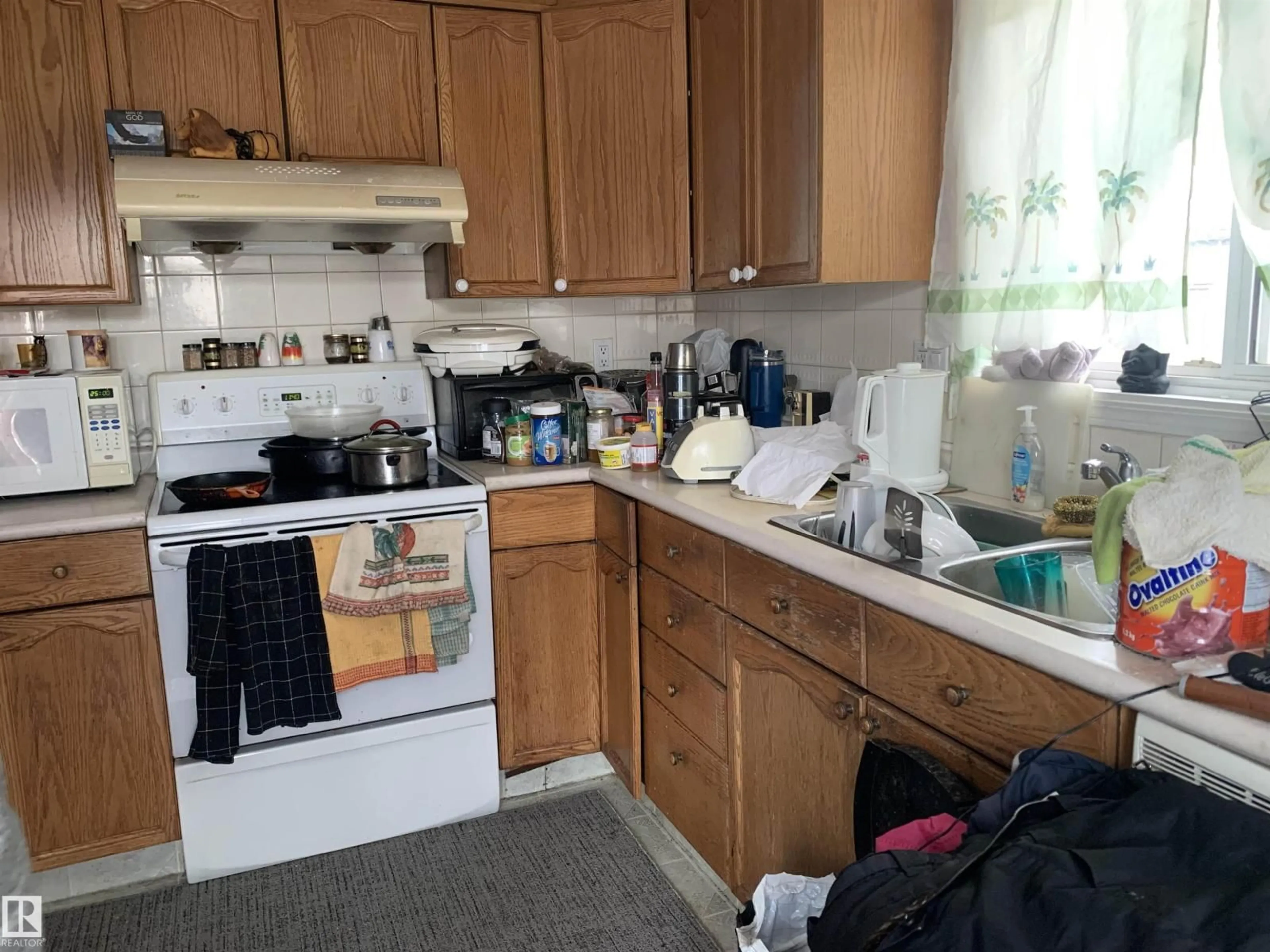 Standard kitchen, unknown for 12311 47 ST, Edmonton Alberta T5W5E5