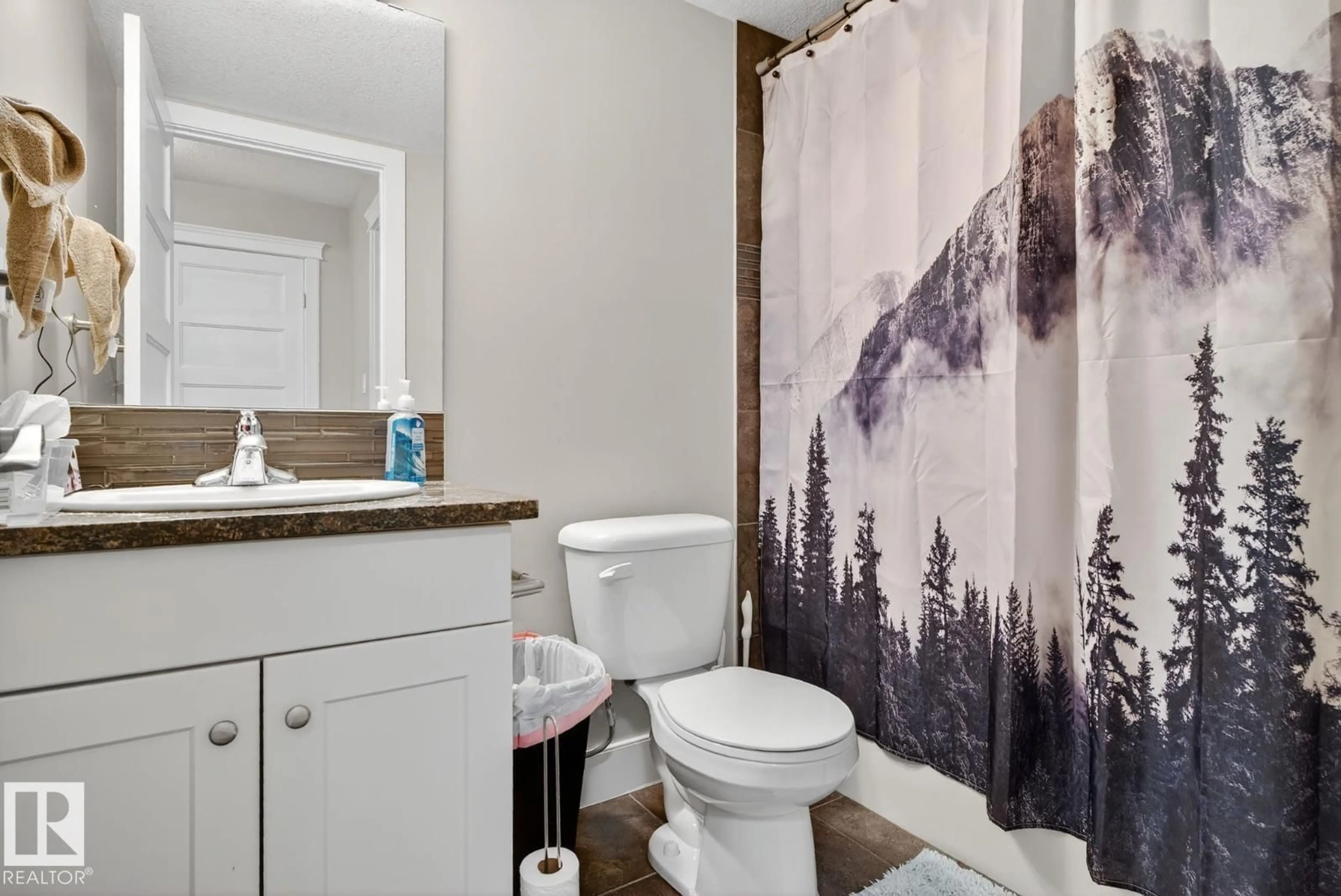 Standard bathroom, ceramic/tile floor for NW - 9858 72 AV, Edmonton Alberta T6E0Z1
