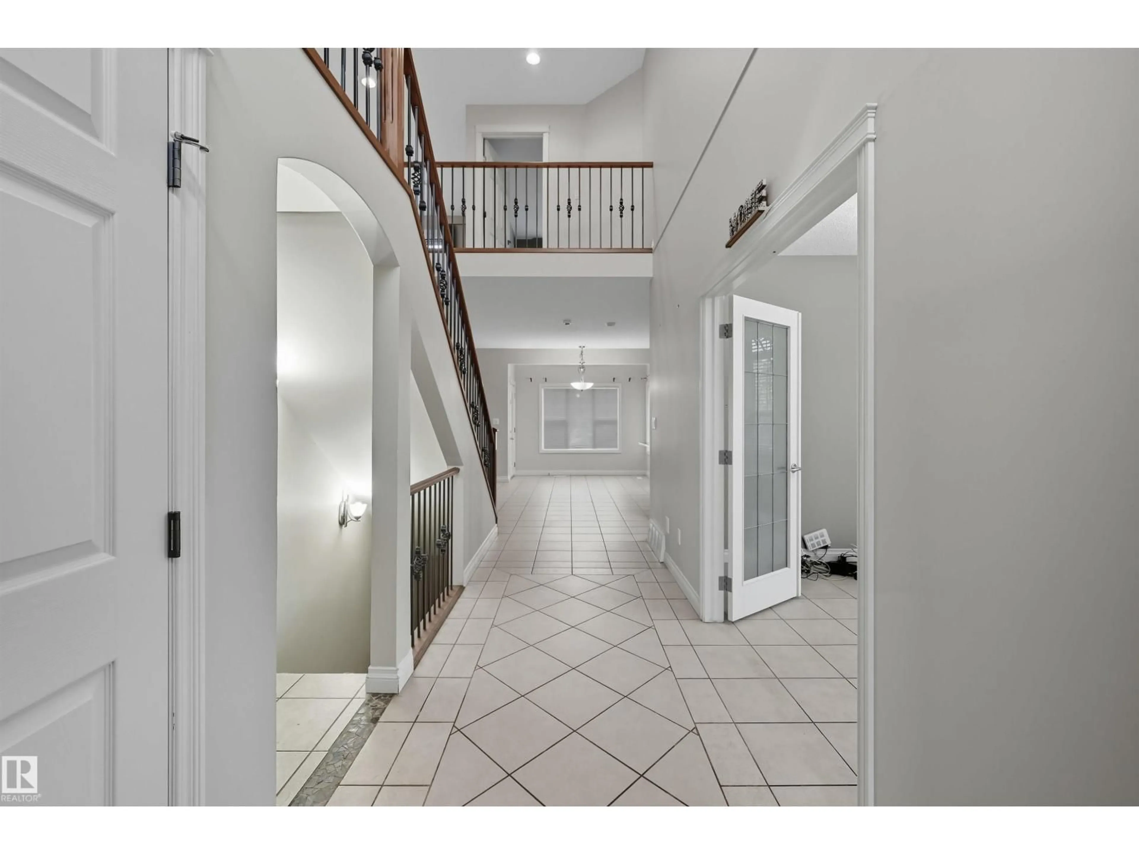 Indoor foyer for NW - 976 HOLLINGSWORTH BN, Edmonton Alberta T6R3G7