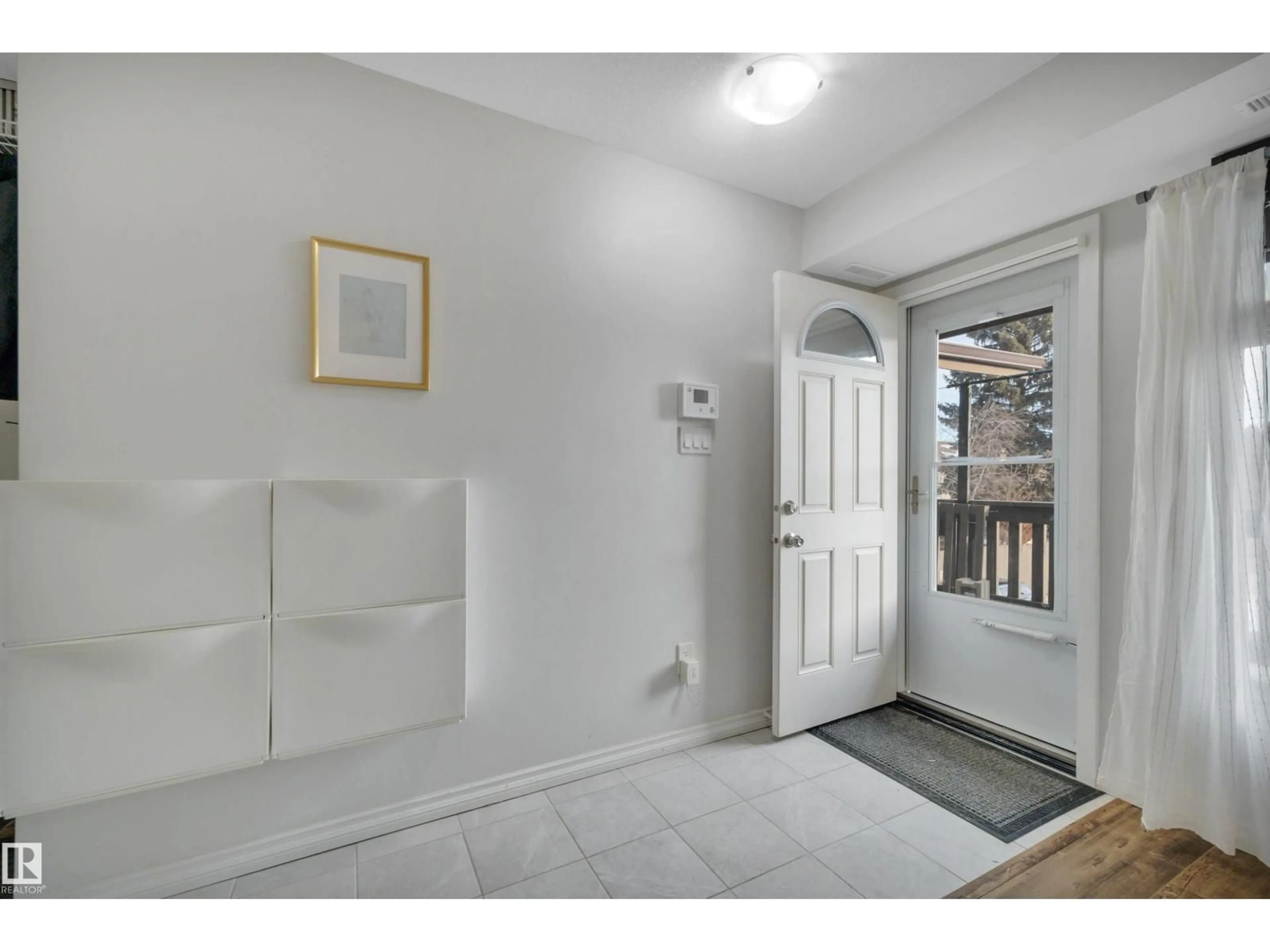 Indoor entryway for 5926 172 ST, Edmonton Alberta T6M1B4