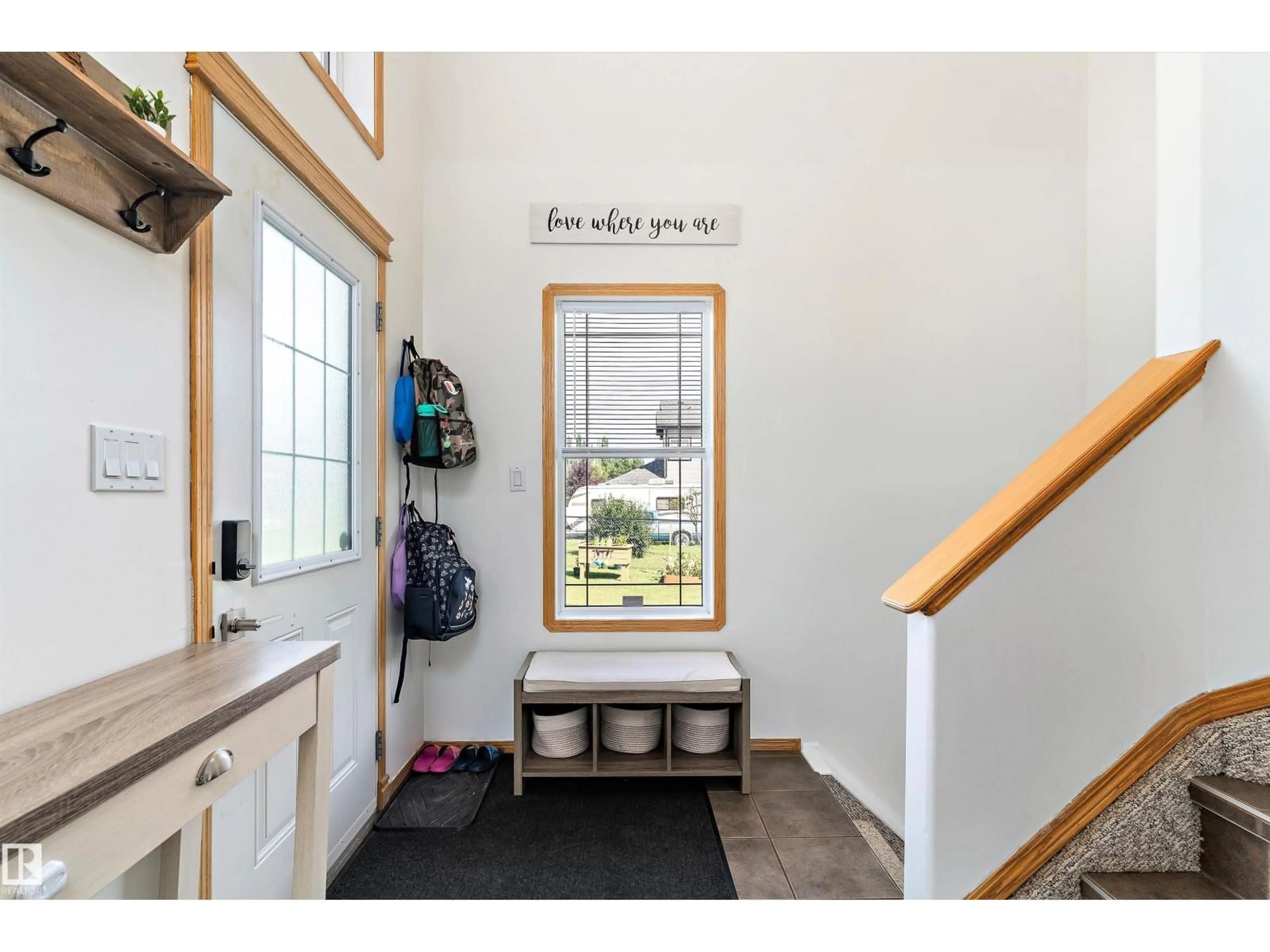 Indoor entryway for 75 WILLOWVIEW BV, Rural Parkland County Alberta T7Z0A5