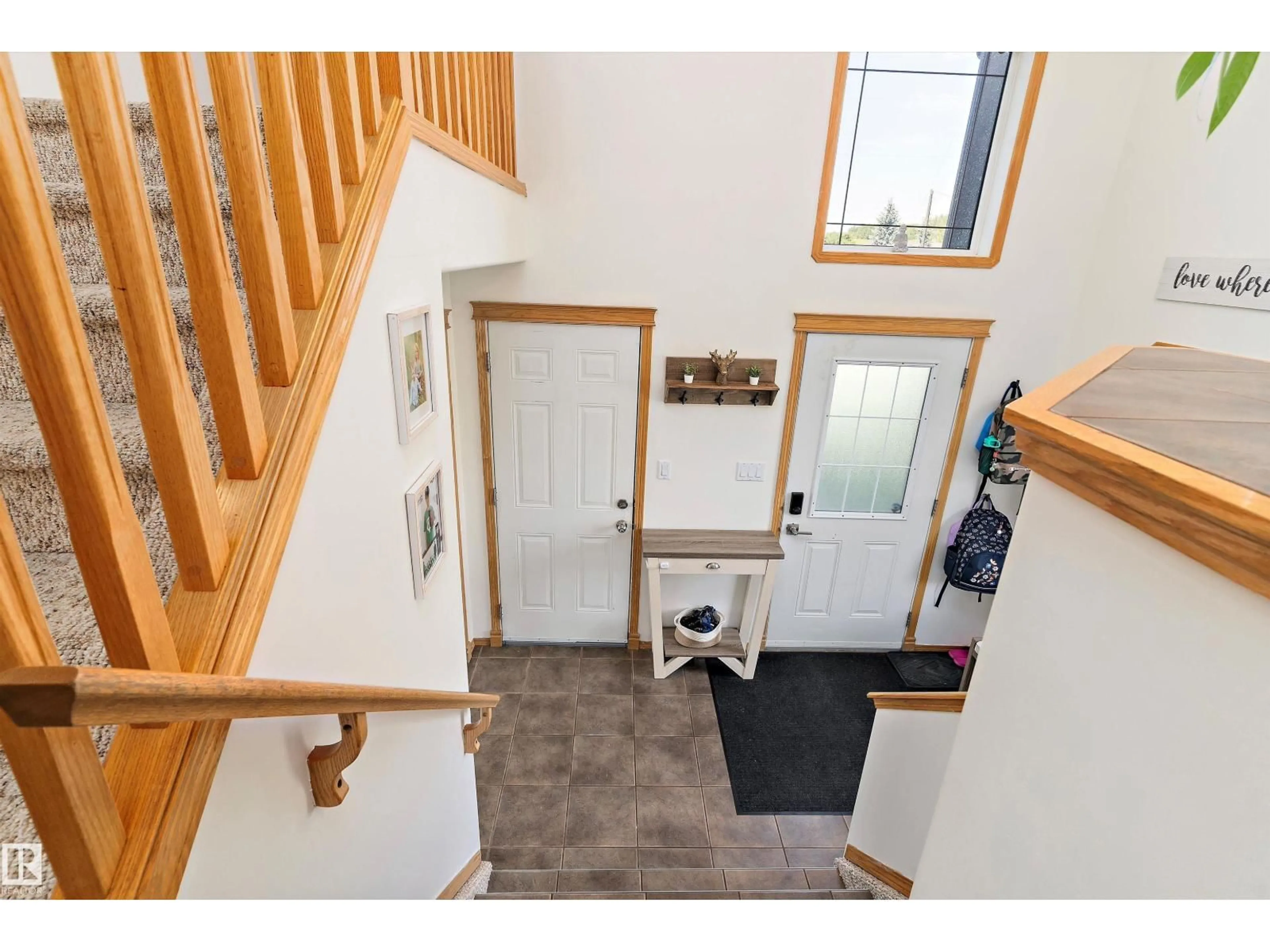 Indoor entryway for 75 WILLOWVIEW BV, Rural Parkland County Alberta T7Z0A5