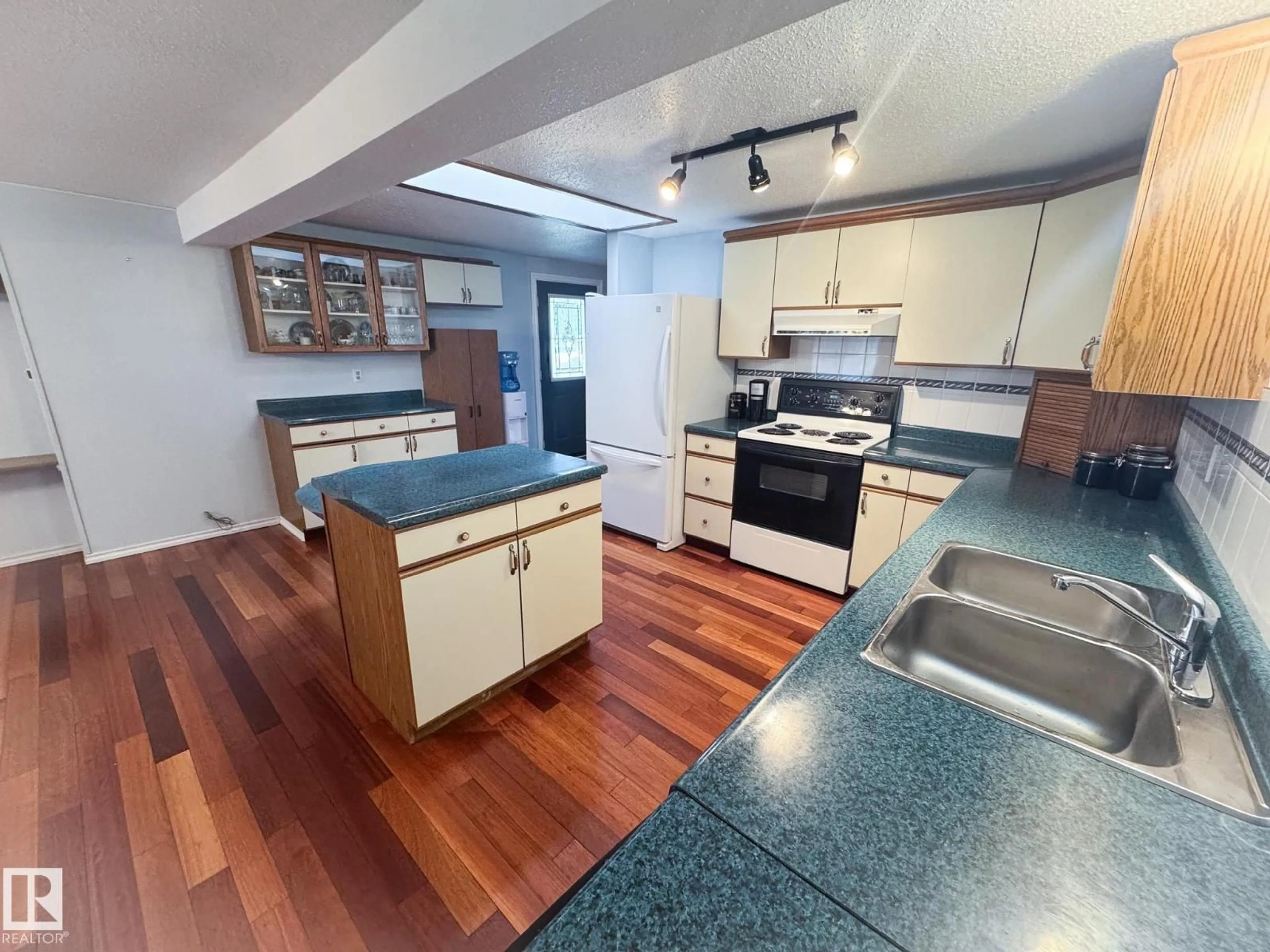 Open concept kitchen, unknown for 27 AUTTREAUX DR, Whitecourt Alberta T7S1C8