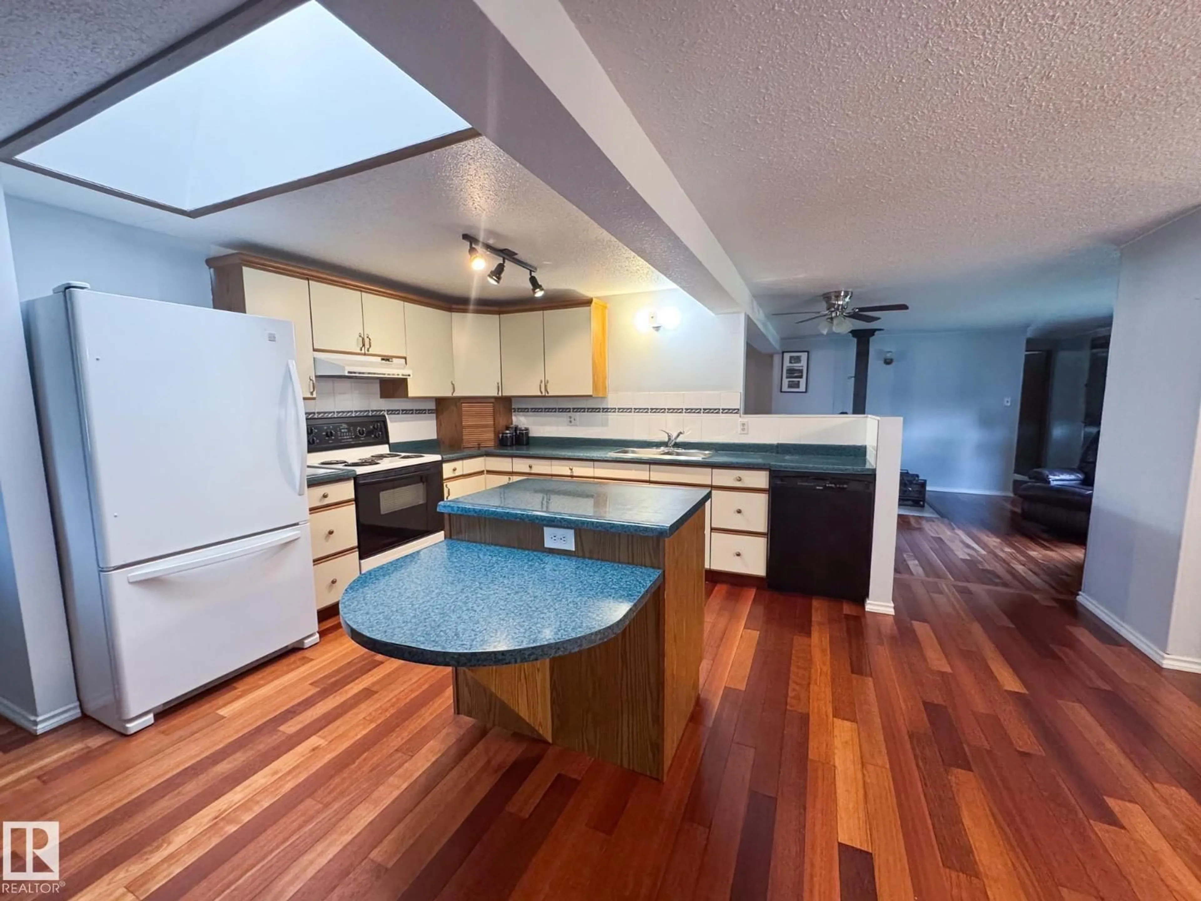 Open concept kitchen, unknown for 27 AUTTREAUX DR, Whitecourt Alberta T7S1C8