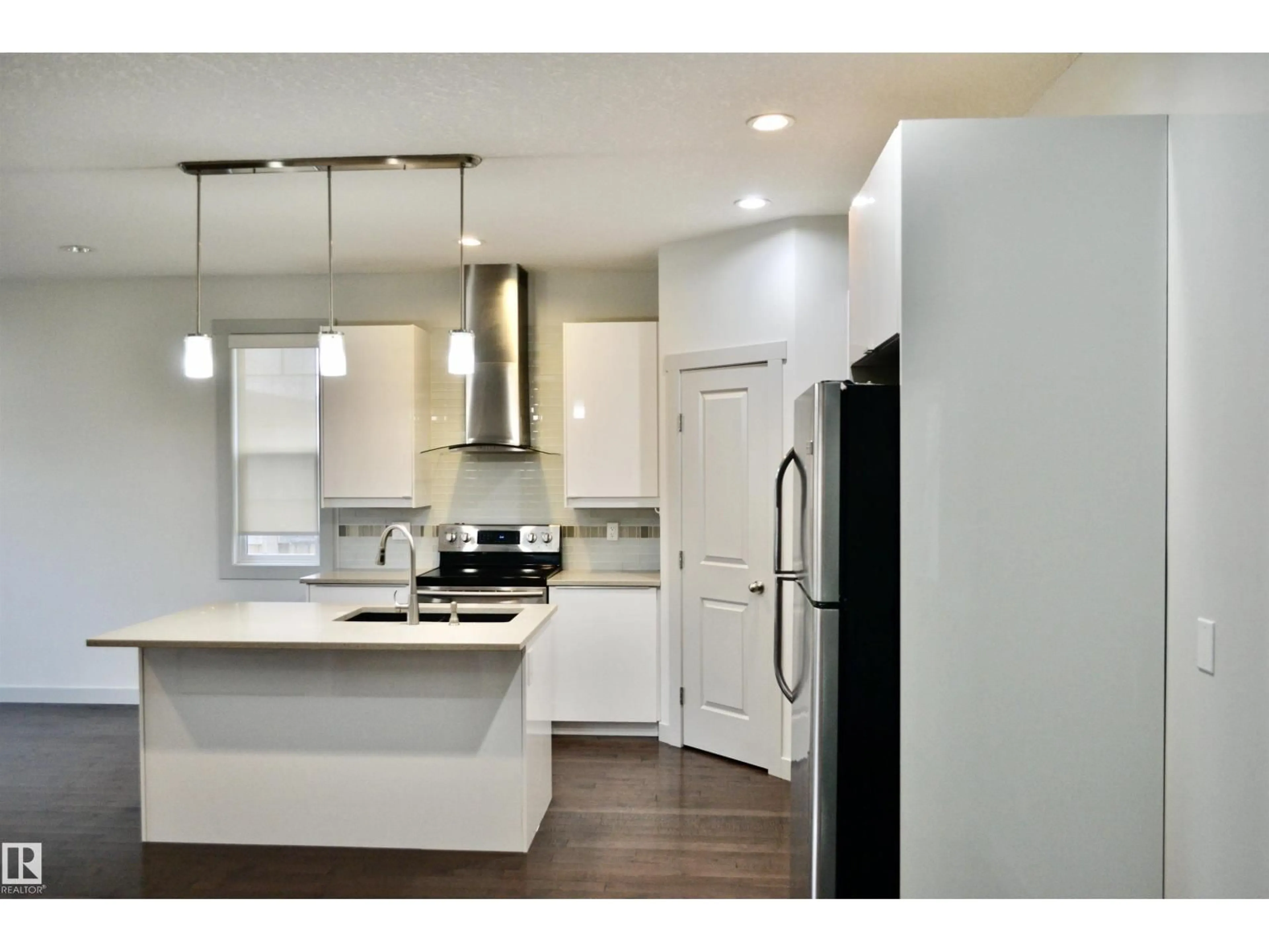 Contemporary kitchen, unknown for 8952 81 AV, Edmonton Alberta T6C0W8